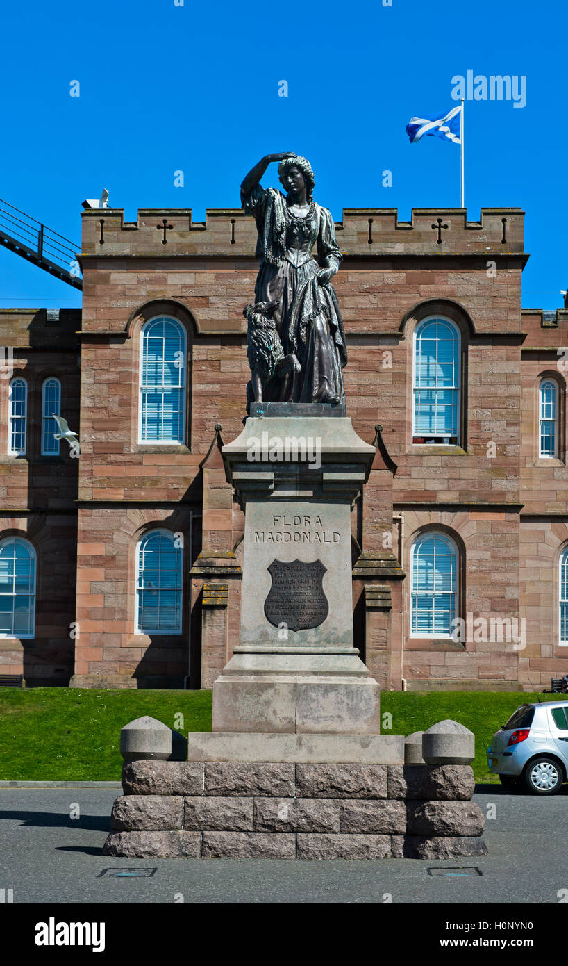 Bronze-Denkmal von Flora MacDonald vor dem Schloss Inverness mit der schottischen Flagge, Inverness, Schottland, Grossbritannien Stock Photo