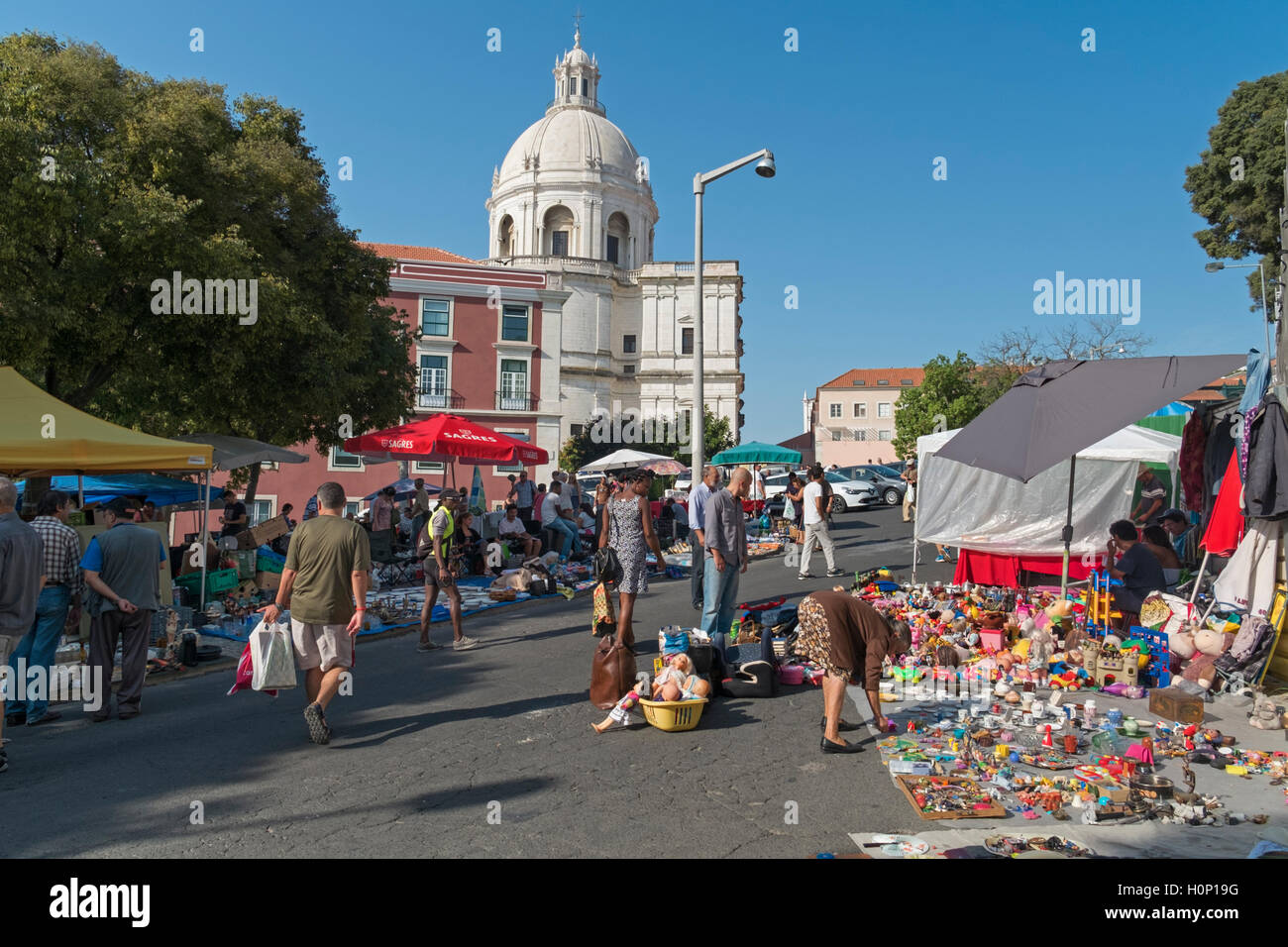 Feira da Ladra Thieves' Market. Santa Engracia church. Campo de Santa Clara  Lisbon Portugal Stock Photo - Alamy