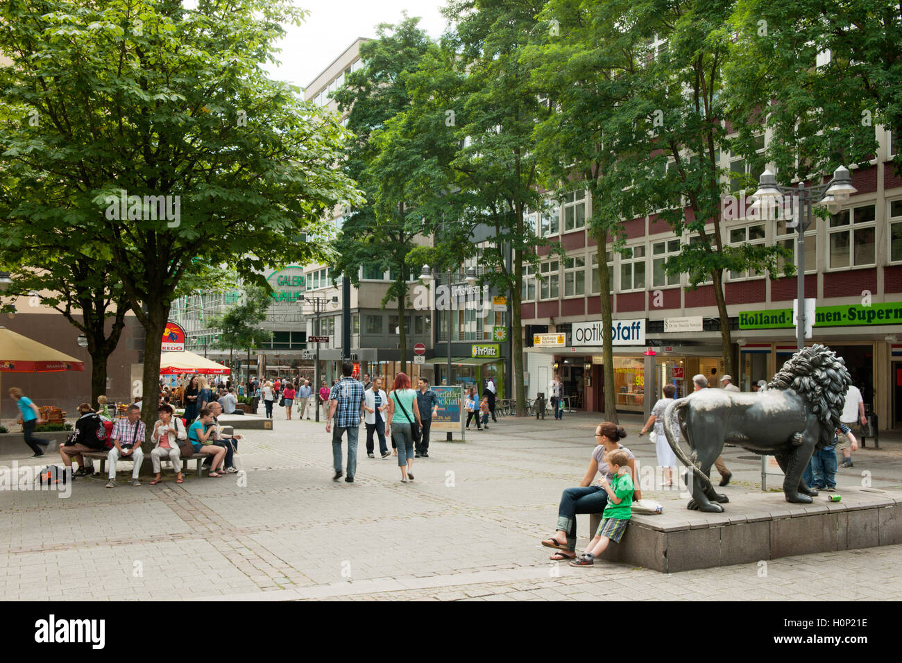 Deutschland, Nordrhein-Westfalen, Wuppertal-Elberfeld, Willy-Brandt-Platz, Skulptur (Eisenguss) des Bergischen Löwen, des Wahrze Stock Photo