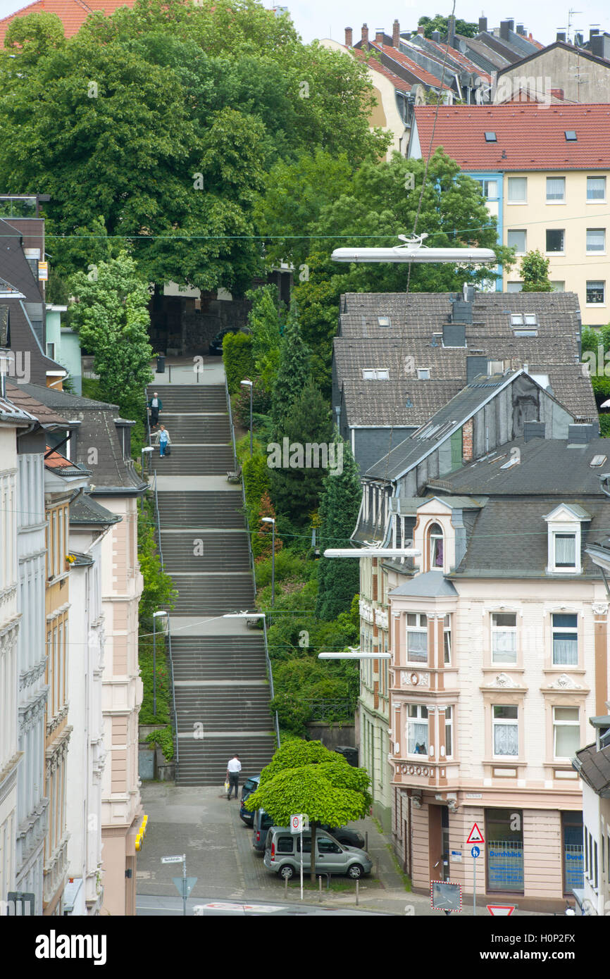 Deutschland, Nordrhein-Westfalen, Wuppertal, Die Eichentreppe in Wuppertal- Barmen ist eine der mächtigsten Treppen (ca. 100 Stuf Stock Photo - Alamy