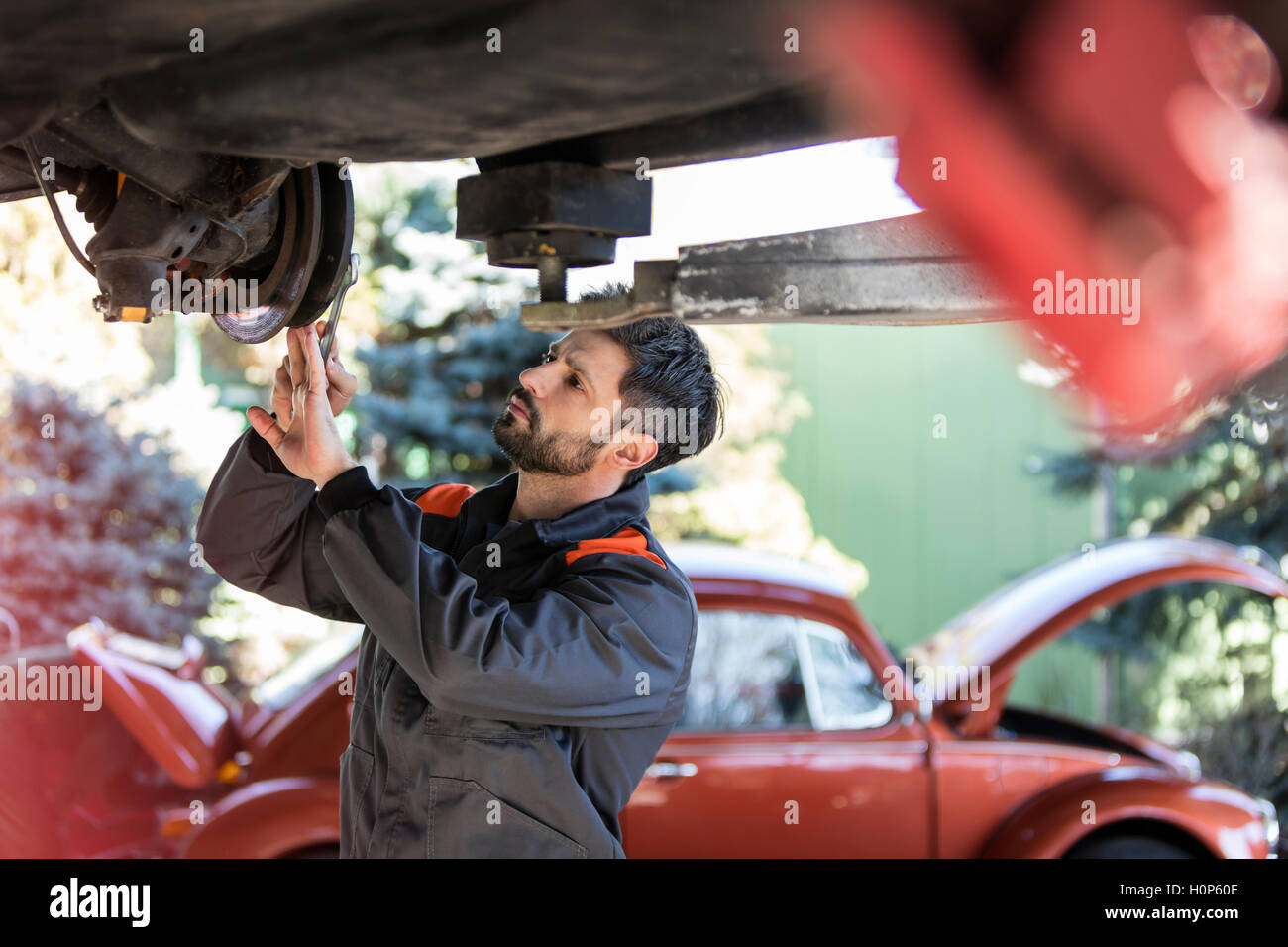 Hydraulic lift car mechanic hi-res stock photography and images - Alamy