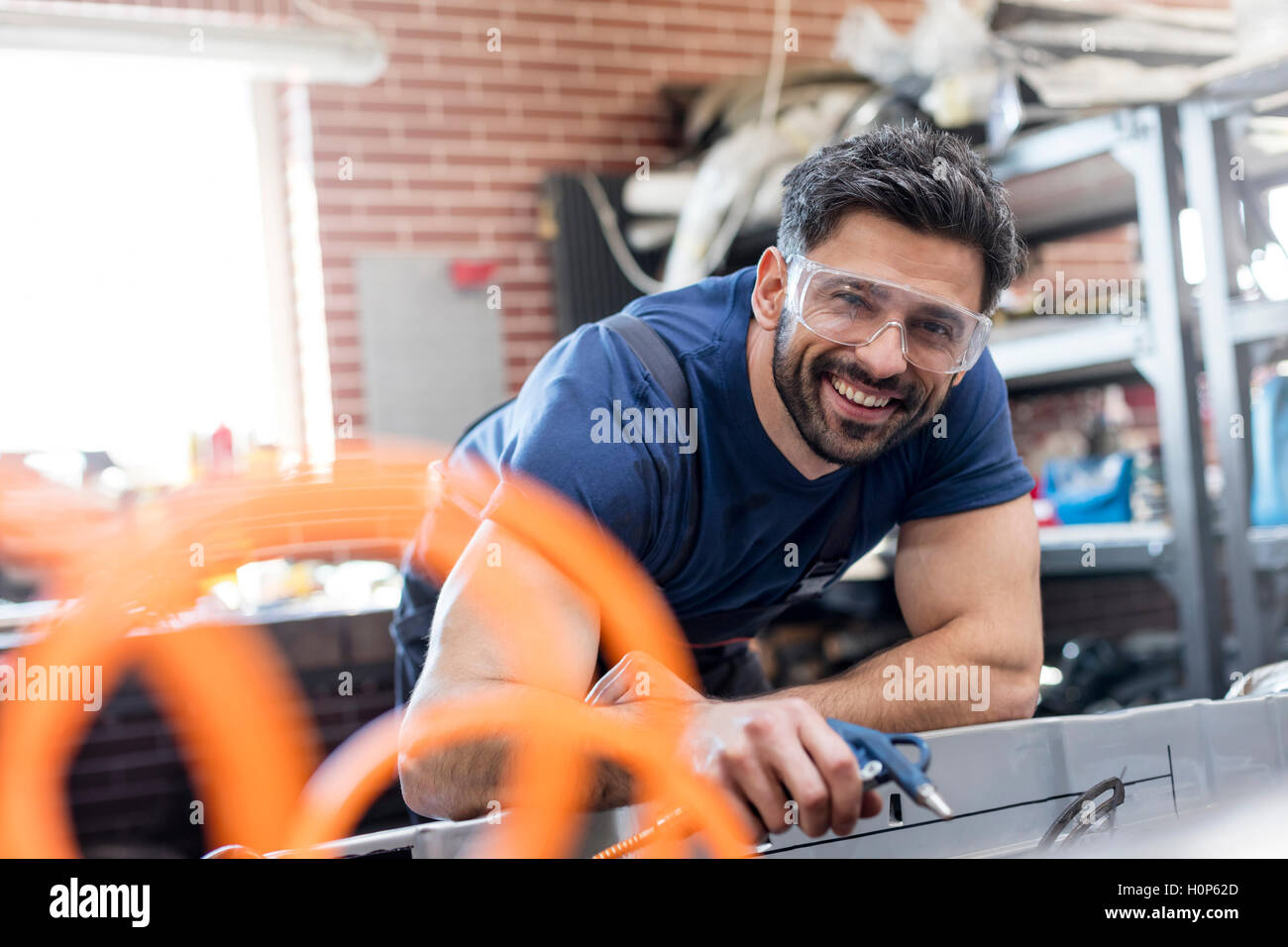 Black shop mechanic hi-res stock photography and images - Alamy