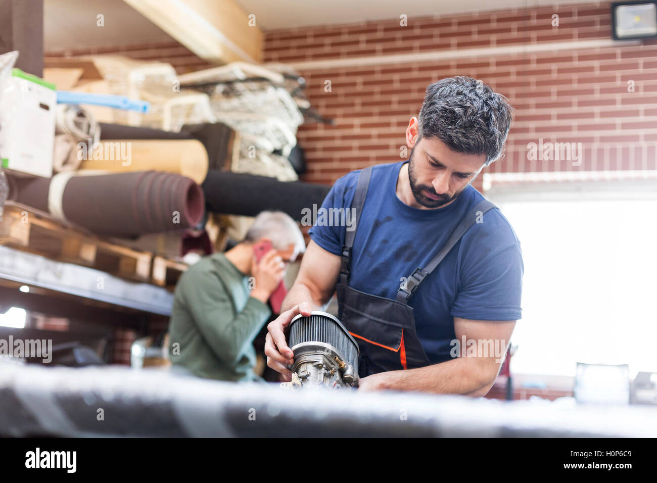 focmechanic car engine part auto repair shop Stock Photo - Alamy