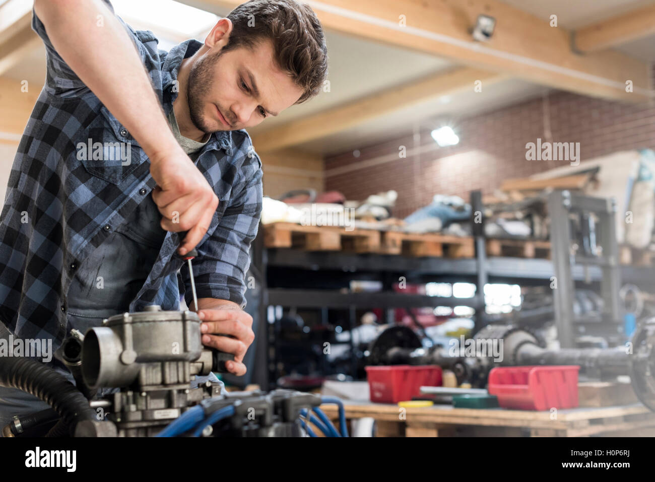 mechanic fixing car engine auto repair shop Stock Photo - Alamy
