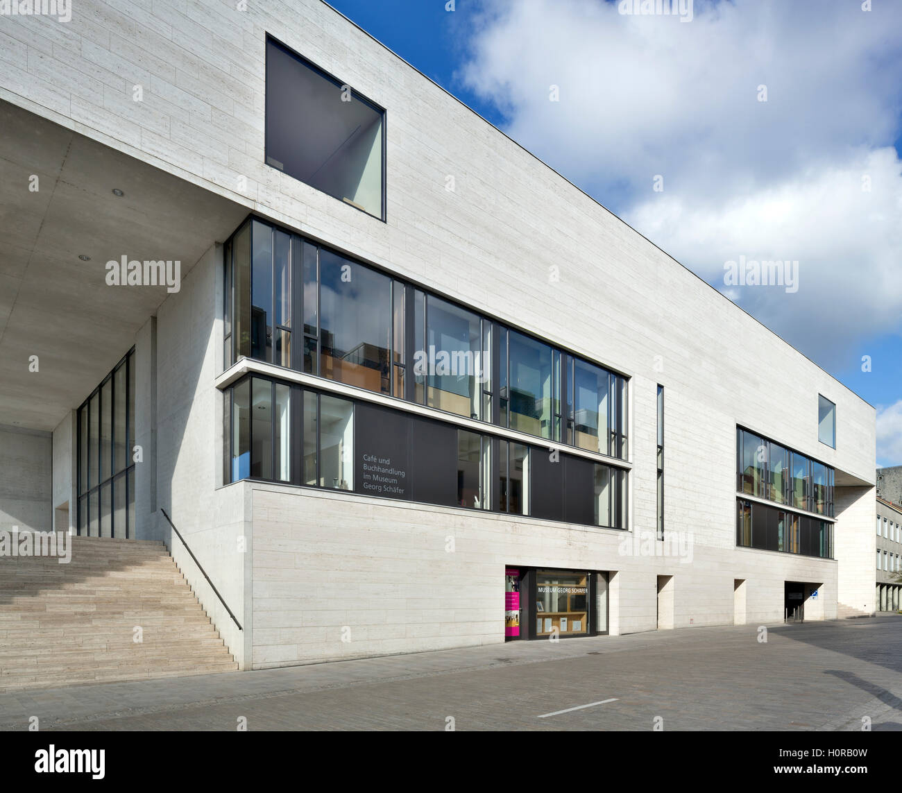 Auf dem Sockel einer nicht fertig gestellten Tiefgarage am Rand der Schweinfurter Innenstadt entstand 1998-200 nach Plänen von V Stock Photo