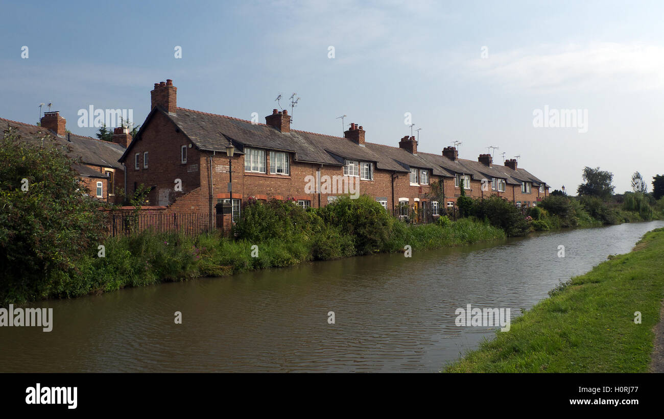 Tollemache Terrace cottages alongside Chester Canal/Shropshire Union Canal, nr Hoole Lane Lock, Boughton, Chester, Cheshire UK. Stock Photo