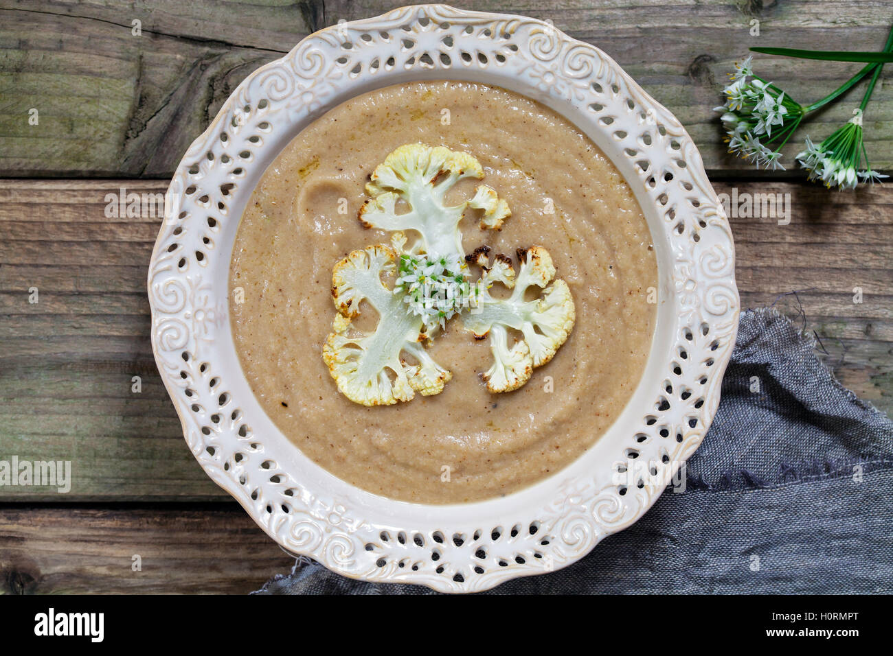 Roast cauliflower soup with wild garlic flowers Stock Photo Alamy