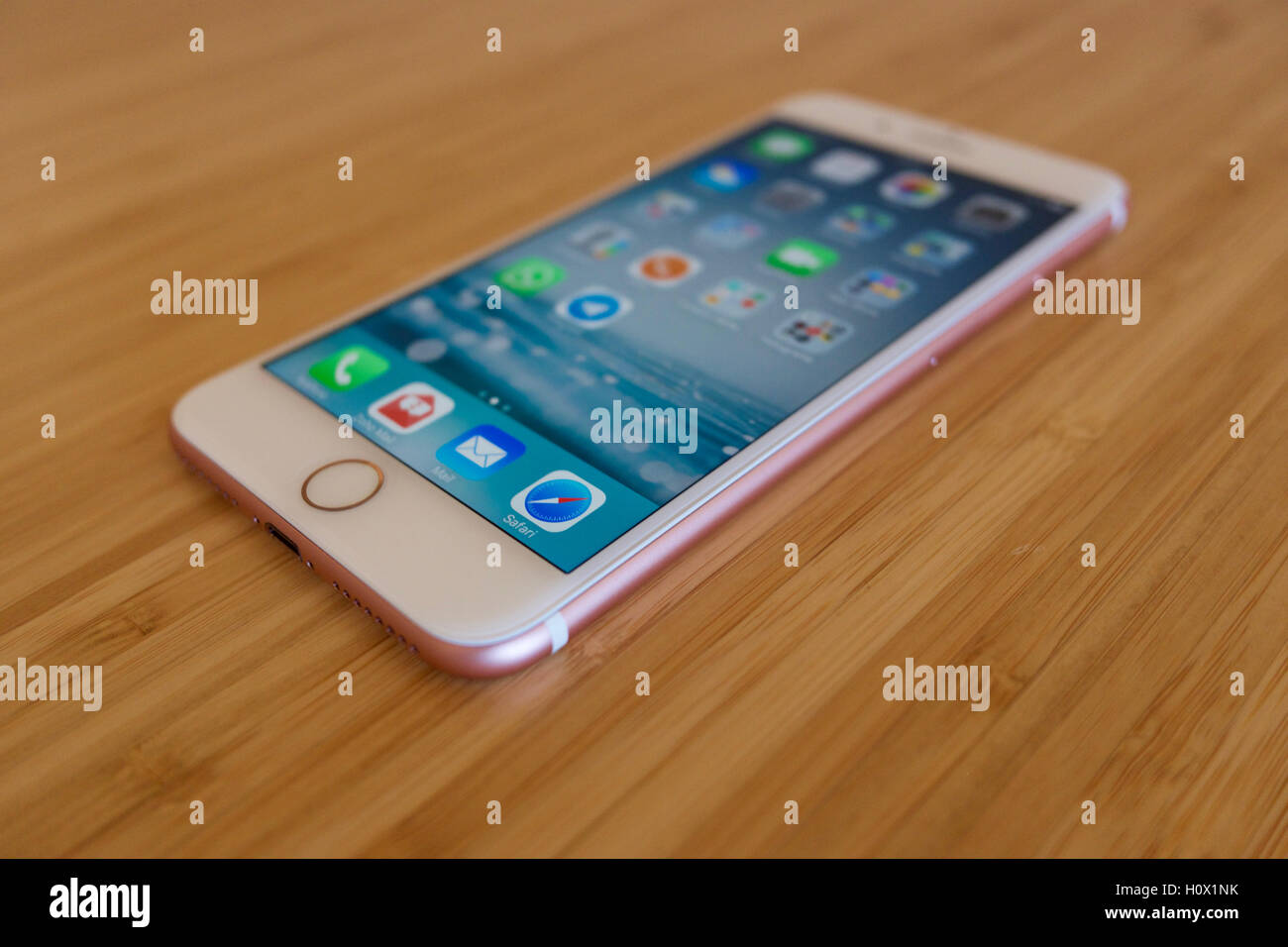 Iphone 7 Plus Rose Gold Hi Res Stock Photography And Images Alamy