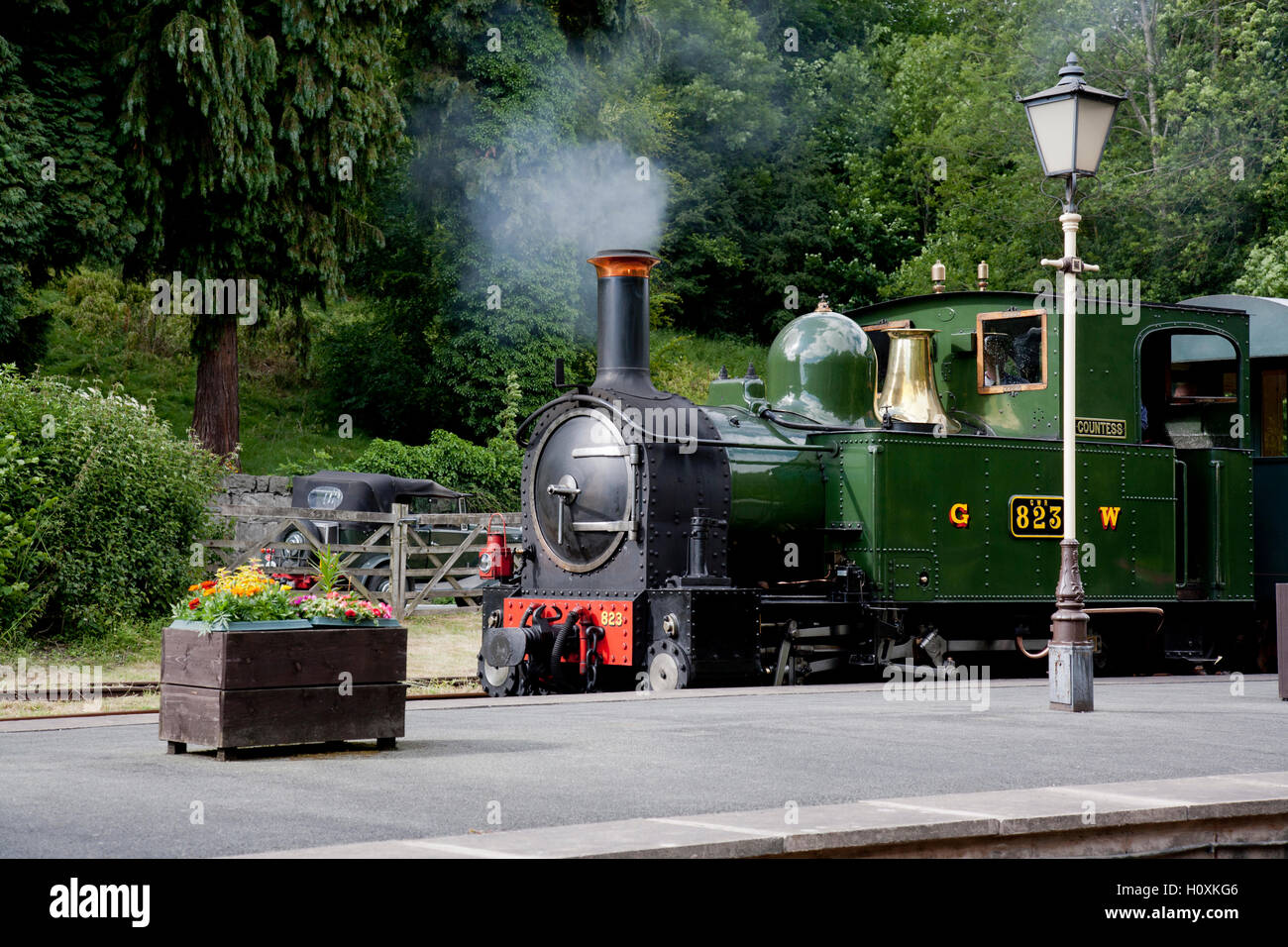 Welshpool and Llanfair engine at Raven Square station,Welshpool with  vintage car Stock Photo
