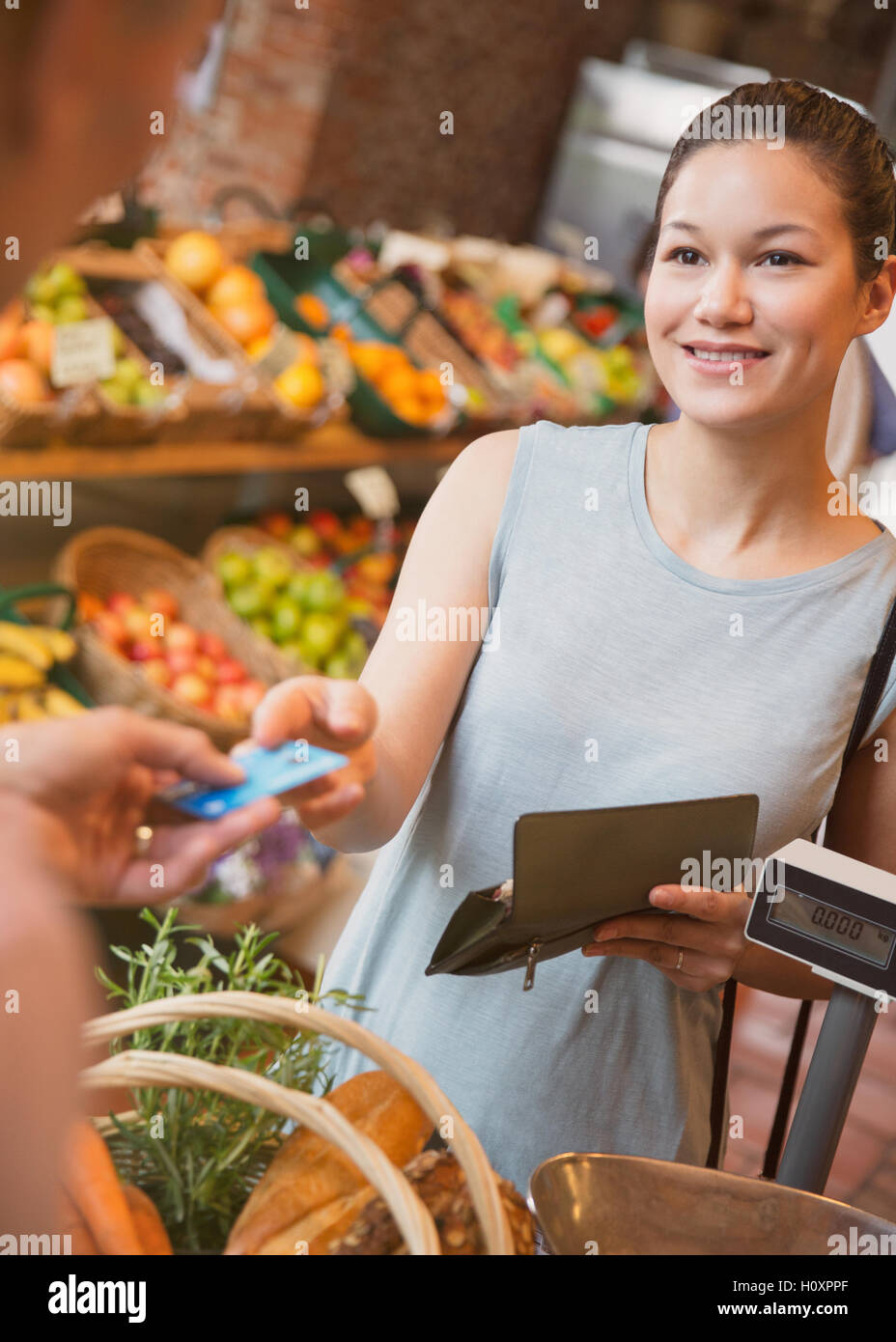 woman paying credit card grocery store checkout Stock Photo Alamy