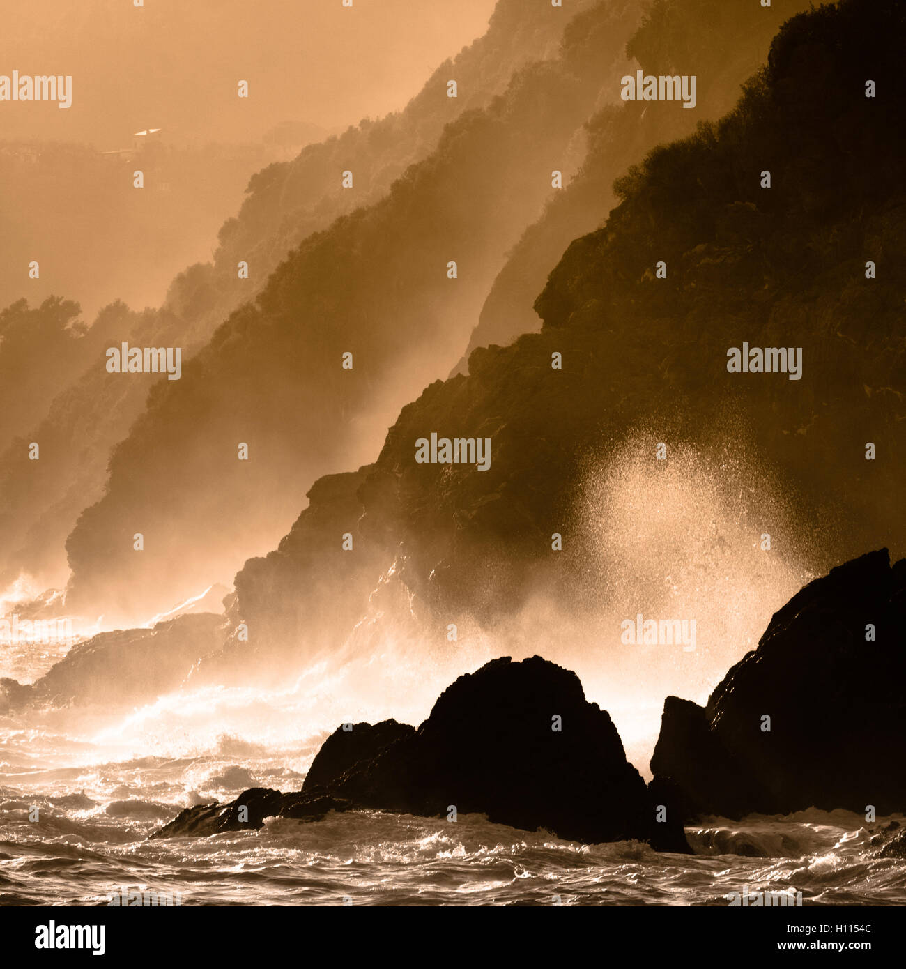Dramatic breaking wave hi-res stock photography and images - Alamy