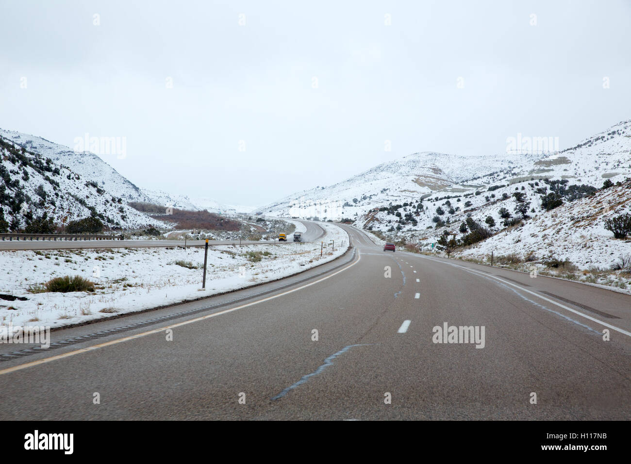 US snowing I 15 interstate snowed road in Nevada Stock Photo Alamy