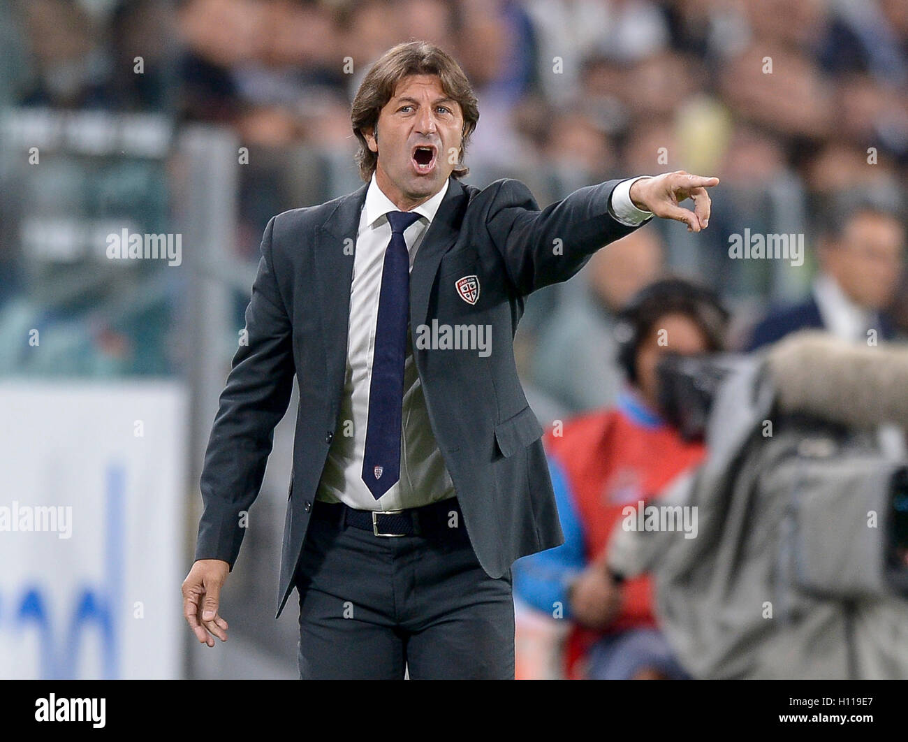 Turin, Italy. 21st Sep, 2016. Massimo Rastelli, head coach of Cagliari Calcio, gestures during the Serie A football match between Juventus FC and Cagliari Calcio. Juventus FC wins 4-0 over Cagliari Calcio. © Nicolò Campo/Pacific Press/Alamy Live News Stock Photo