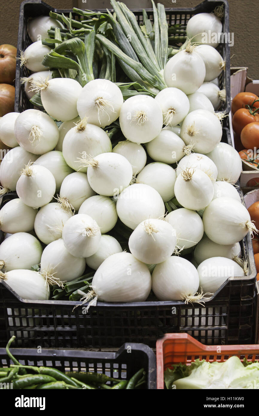 Onions grocery store hi-res stock photography and images - Alamy