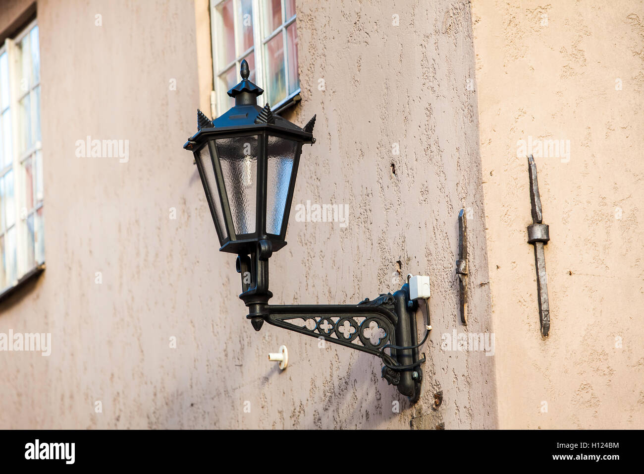 Black street lantern hi-res stock photography and images - Alamy