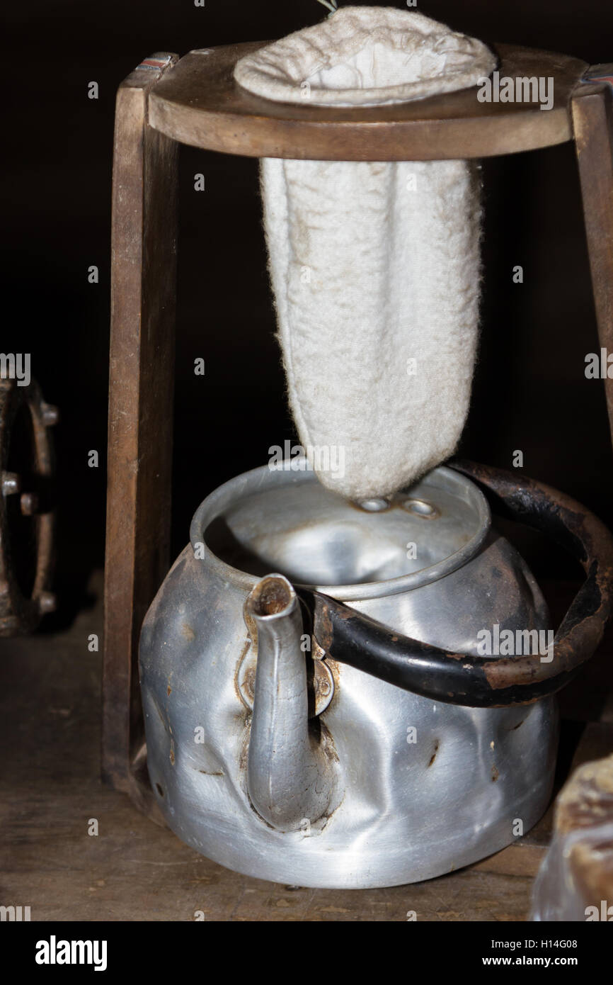 https://c8.alamy.com/comp/H14G08/old-drip-coffee-maker-in-a-small-museum-of-costa-rican-culture-H14G08.jpg