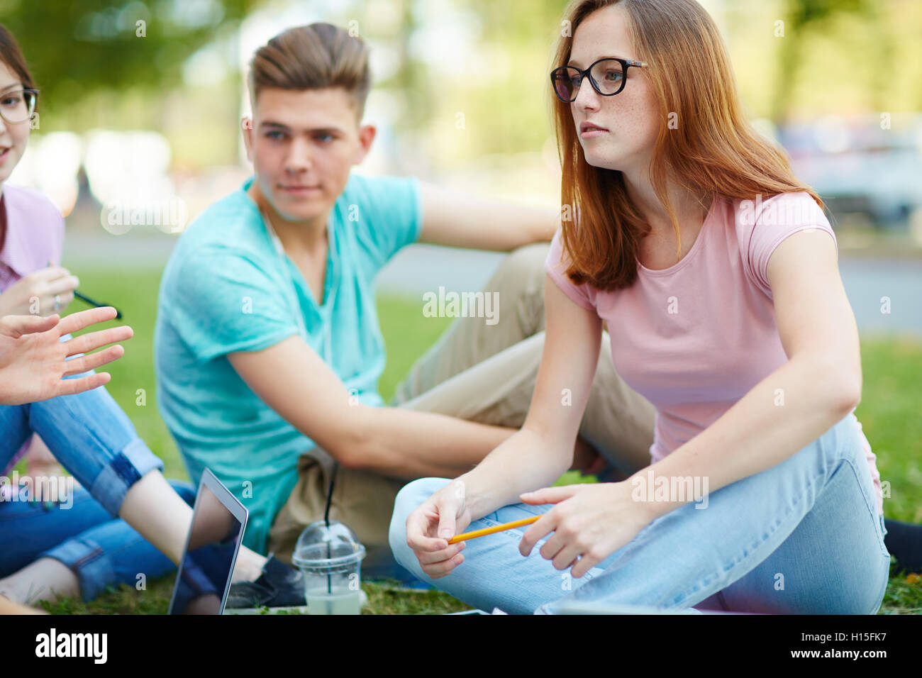 Школьники на уроке химии. Детские химические опыты. Конфликт в школе. Увлечения подростков. Любознательный ребенок.