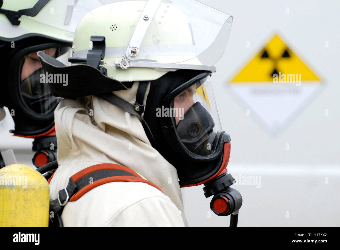 FFS071027D-81 I rschenberg, Lkr. M iesbach; Bayern Feuerwehr - Strahlenschutz: Feuerwehrmann mit Atemschutzgeraet und Kontaminat Stock Photo