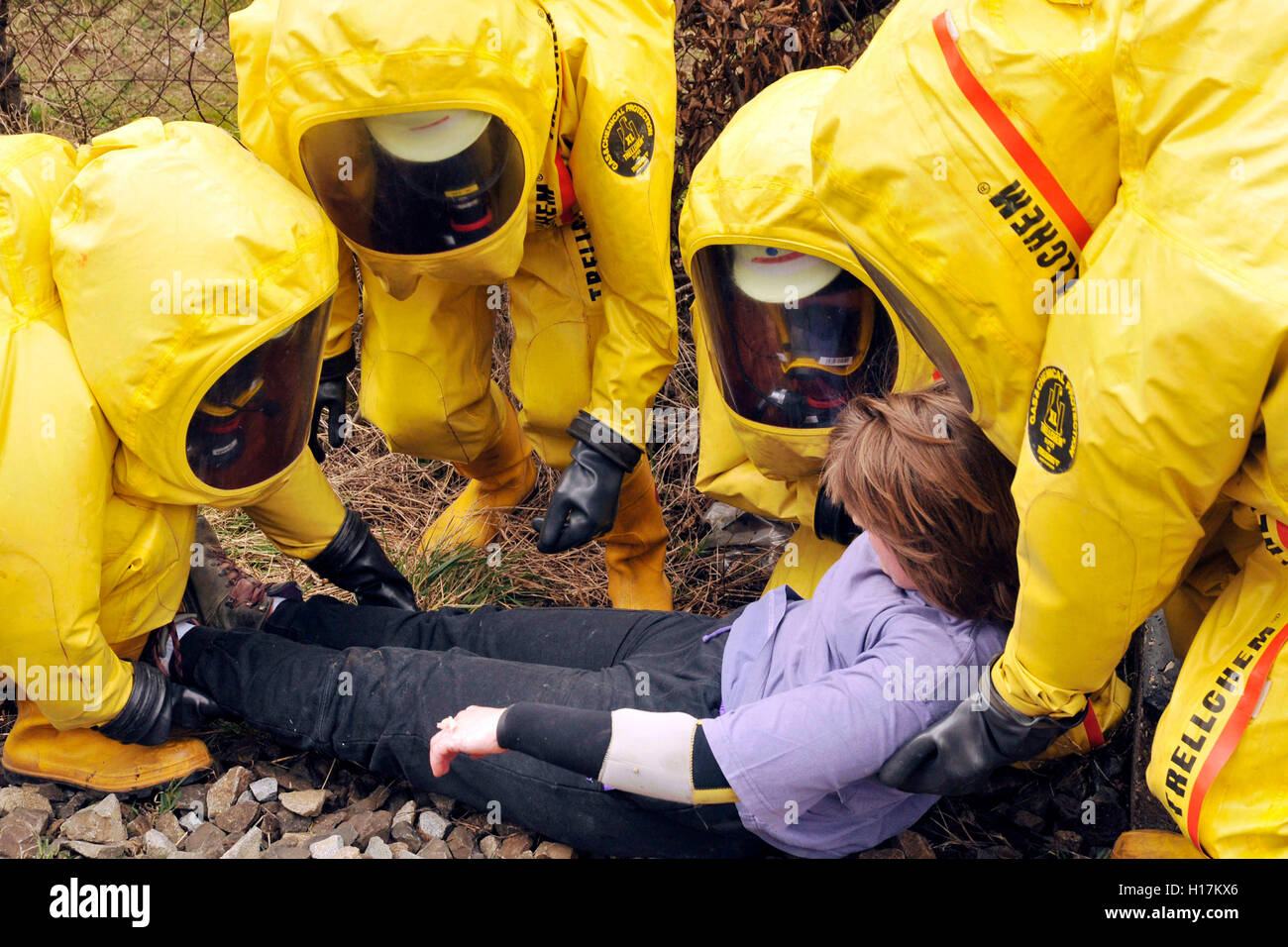 FFS080329D-34 P oing, Lkr. E bersberg, B ayern Feuerwehr: Gefahrgutuebung - Retten einer Person aus Gefahrenbereich. Szenario Te Stock Photo