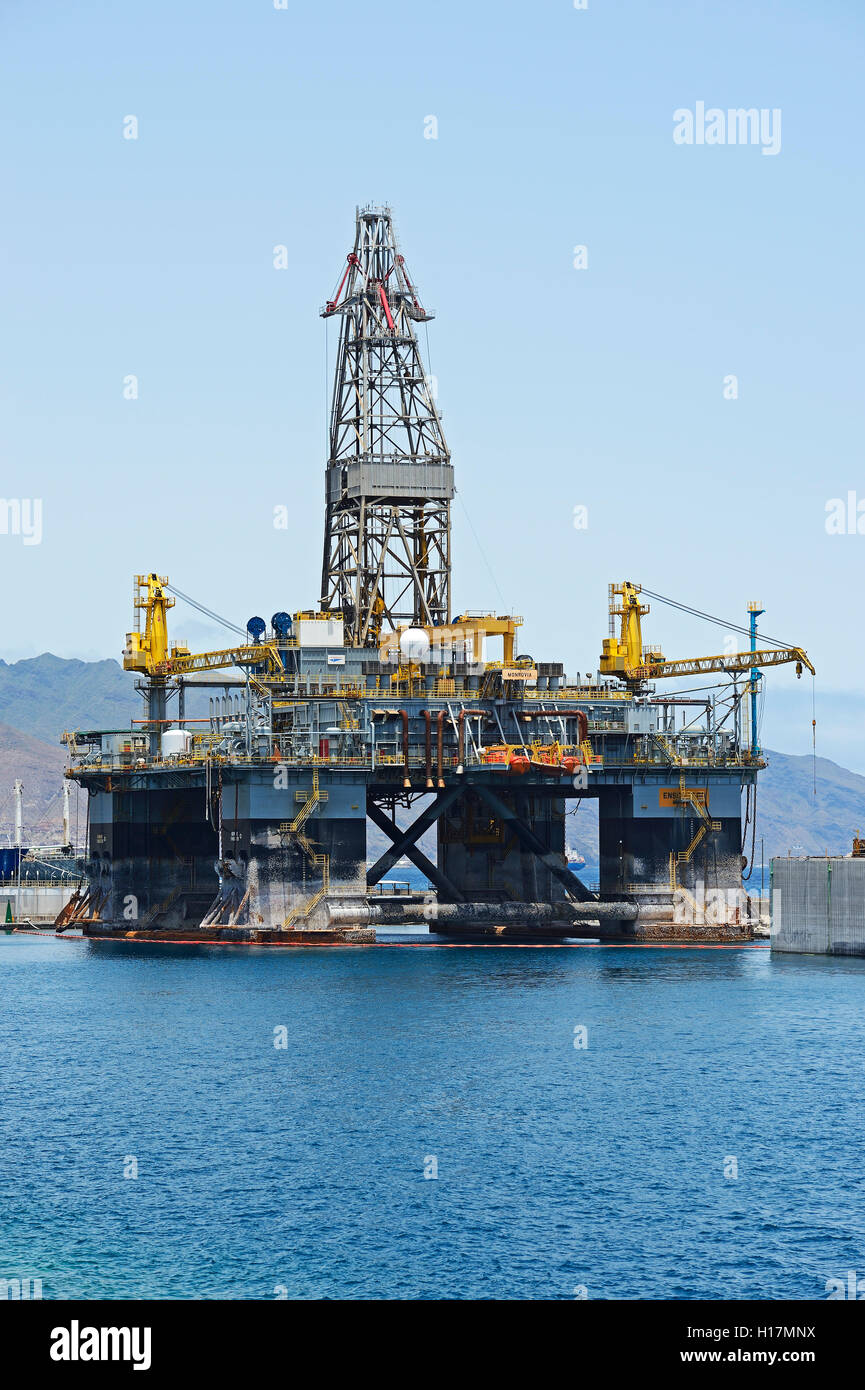 Offshore oil drilling rigs hi-res stock photography and images - Alamy