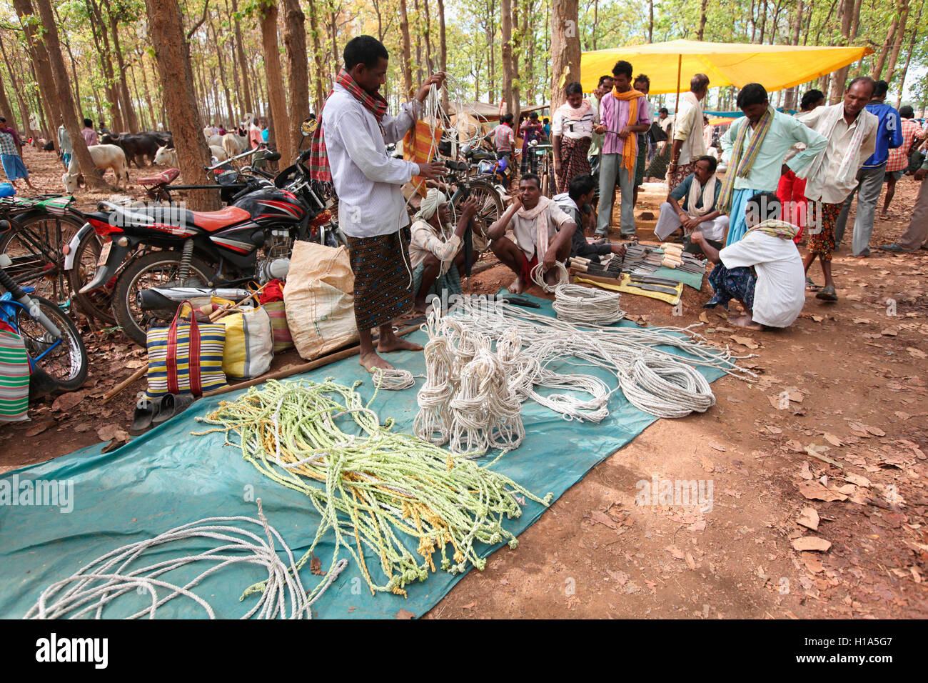 vendor-selling-ropes-dhurwa-tribal-marke