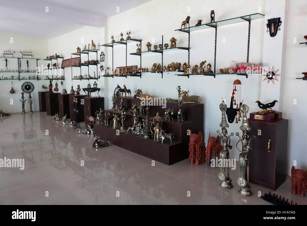 Articraft, Jhitku-Mitki Handicraft Showroom, Kondagaon Village, Chattisgarh, India Stock Photo