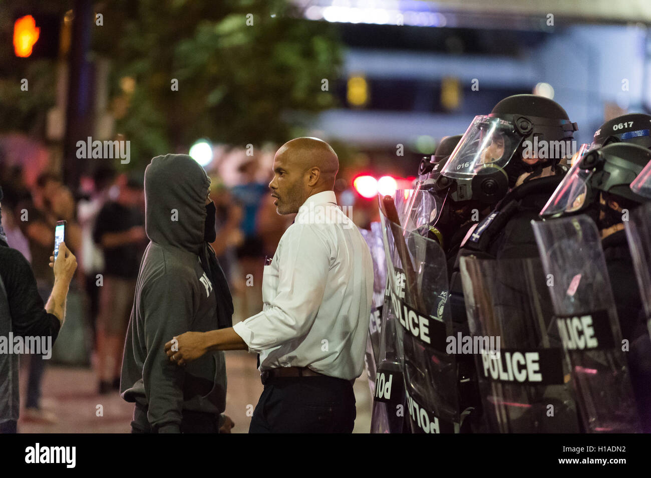 Charlotte Riots Charlotte, North Carolina, USA. 21st Sep, 2016. A clergyman speaks with ...