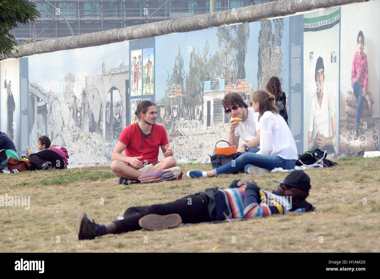 Berlin, Germany. 22nd Sep, 2016. Tourists lying in the park on the