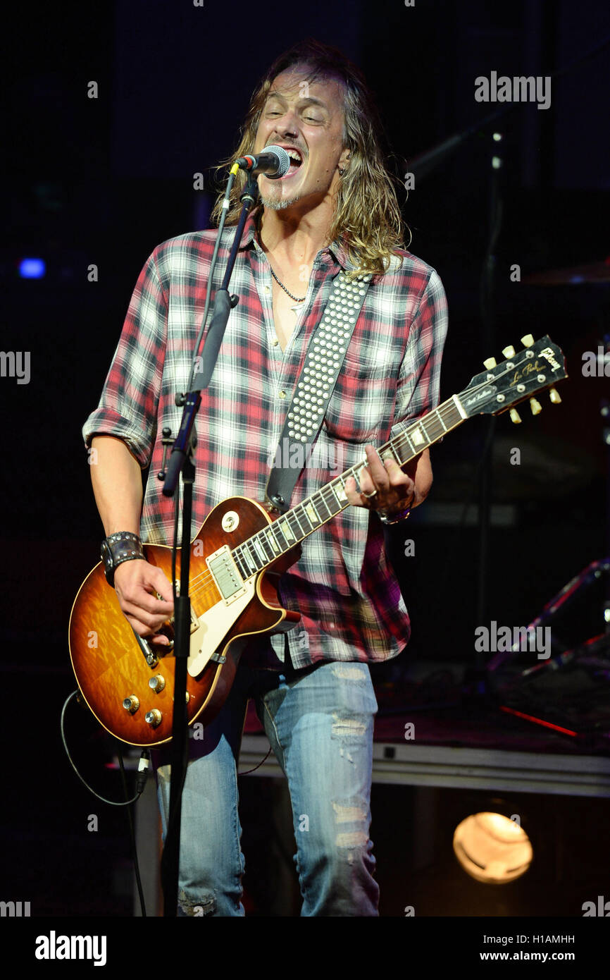 Brett Scallions Stock Photos & Brett Scallions Stock Images - Alamy