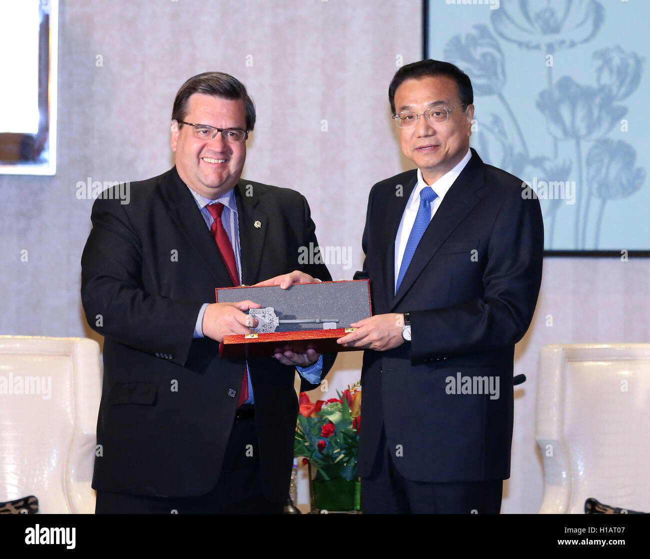 Montreal, Canada. 23rd Sep, 2016. Montreal Mayor Denis Coderre (L) presents Chinese Premier Li Keqiang with the key to the city after their meeting in Montreal, Canada, Sept. 23, 2016. Credit:  Pang Xinglei/Xinhua/Alamy Live News Stock Photo