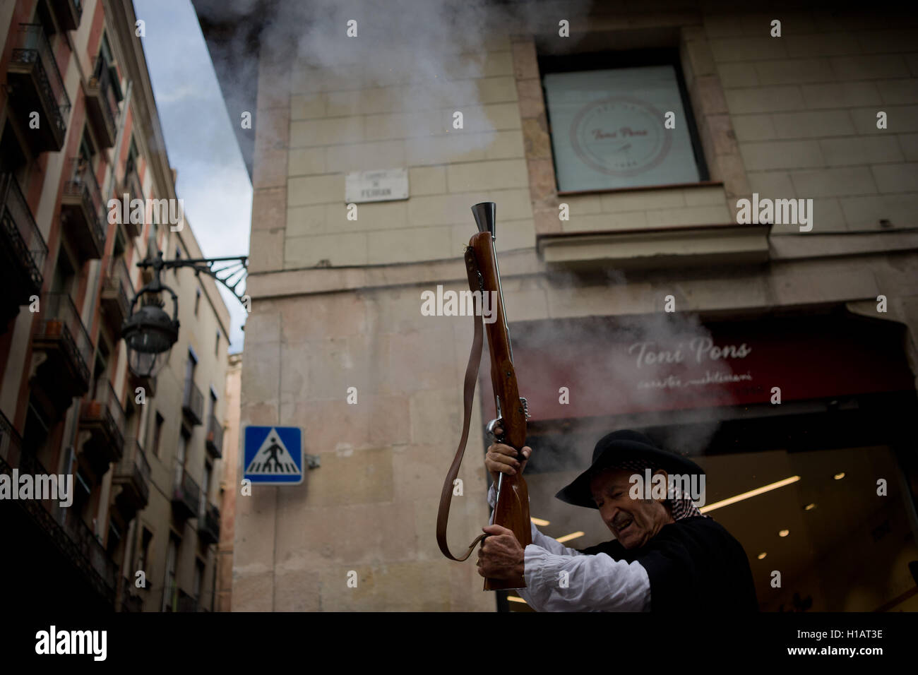 Barcelona, Catalonia, Spain. 24th Sep, 2016. A trabucaires shoot his blunderbuss early in the morning through the streets of Barcelona on the occasion of the celebrations of the Merce Festival (Festes de la Merce). The Galejada Trabucaire marks the beginning of the day of the patron saint of Barcelona, La Merce. Men and women dressed as ancient Catalan bandits take to the streets of the old part of Barcelona and cause a loud noise with his blunderbusses full of gunpowder. © Jordi Boixareu/ZUMA Wire/Alamy Live News Stock Photo