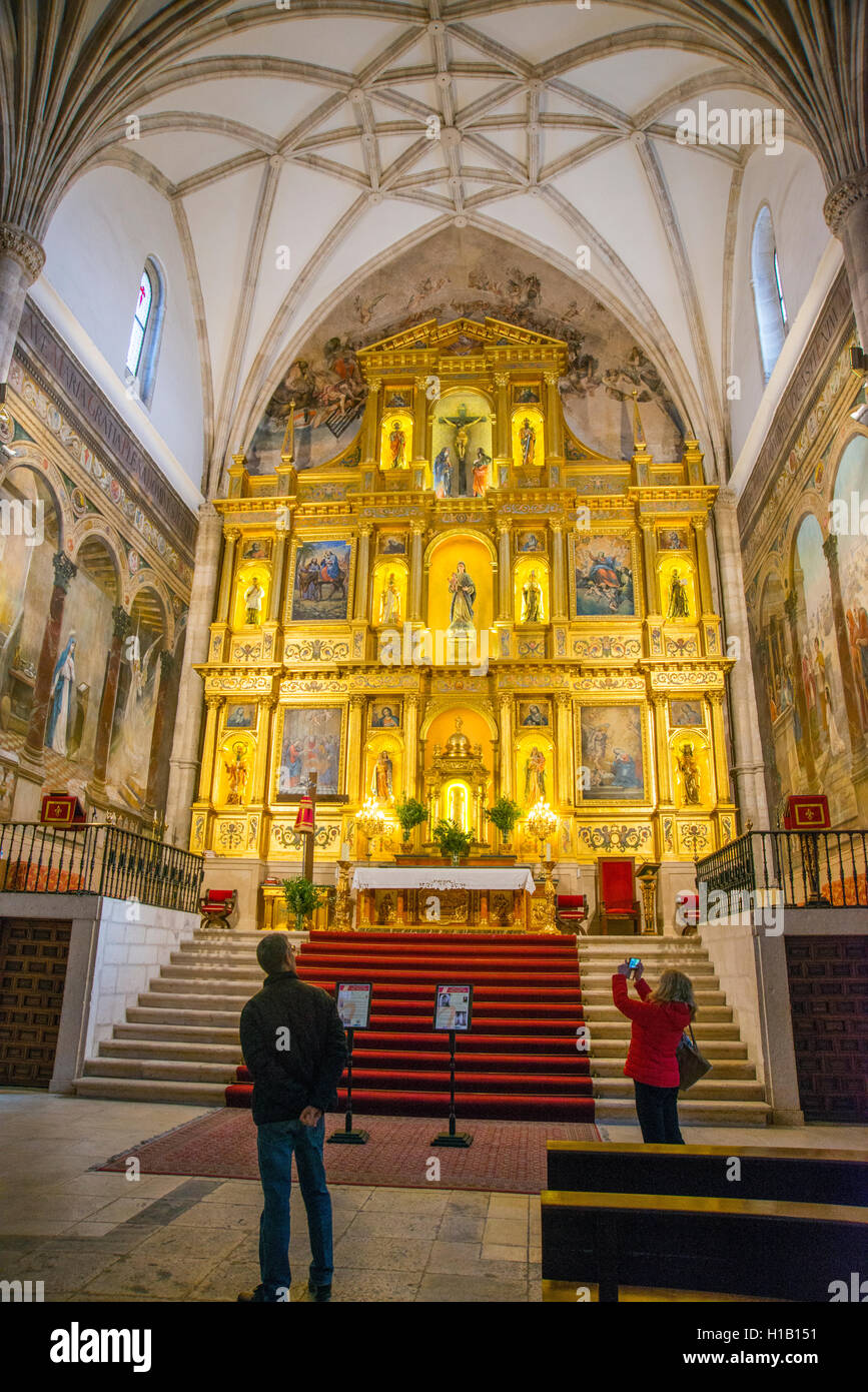 Couple of tourists visiting the church. Colmenar de Oreja, Madrid province, Spain. Stock Photo