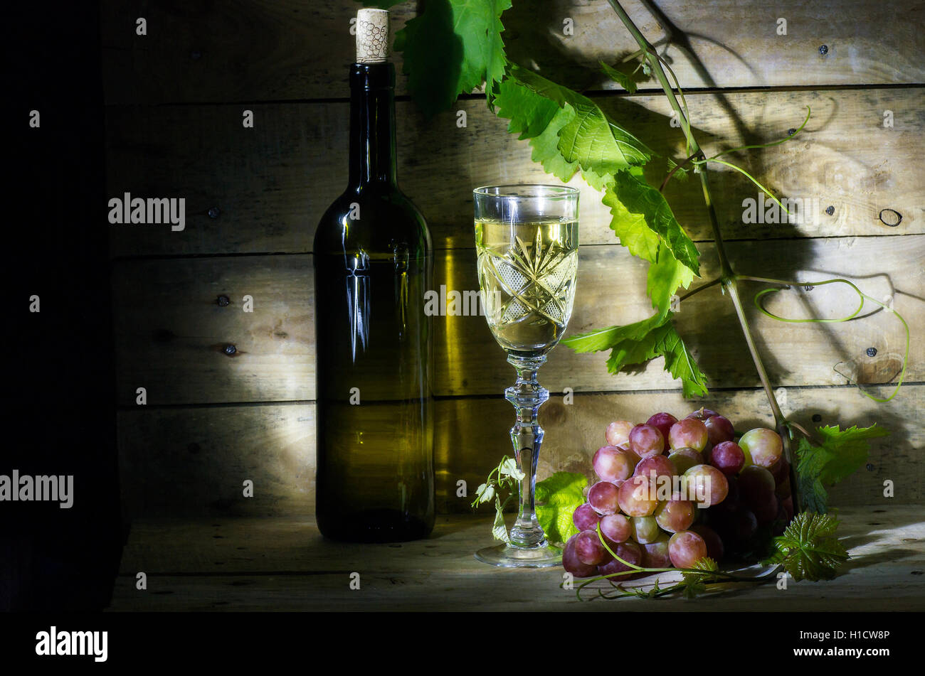 Still life with wine, vine and bunch of grapes Stock Photo - Alamy