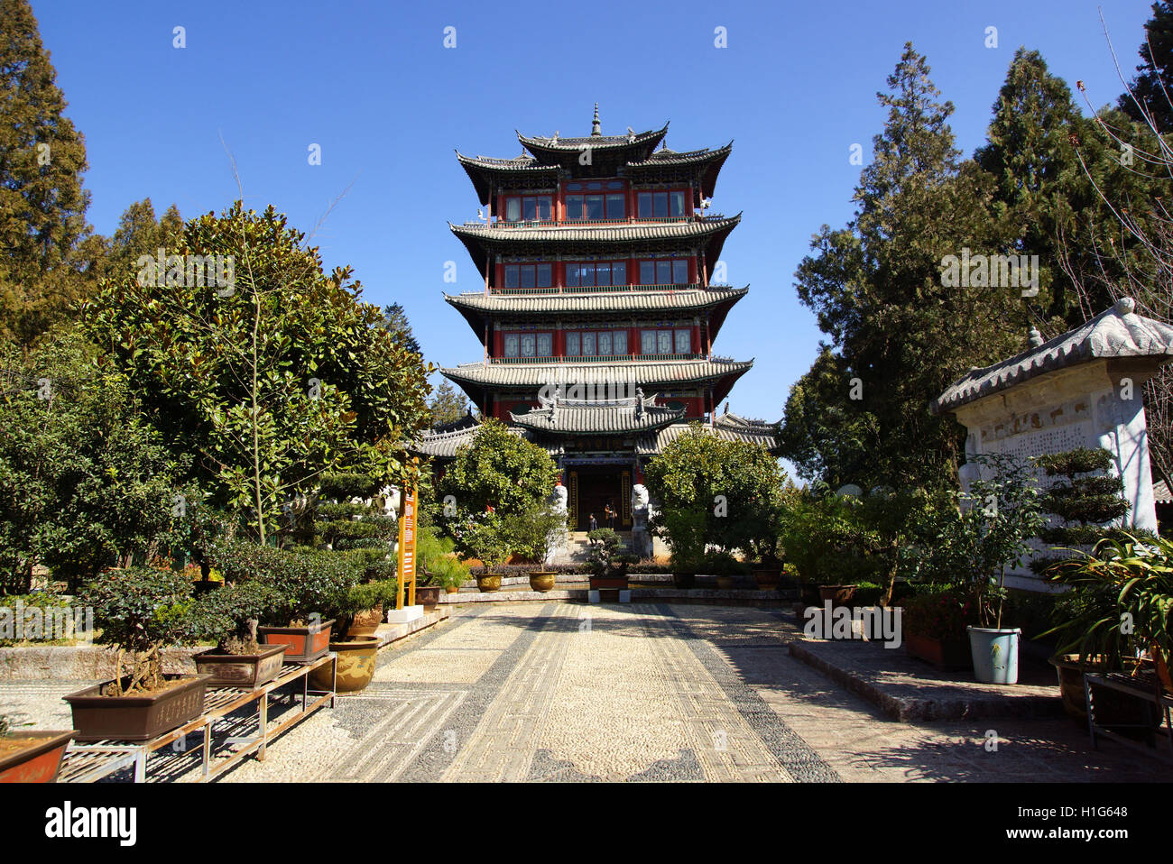 The street in Lijiang old city, Yunnan province, China Stock Photo - Alamy