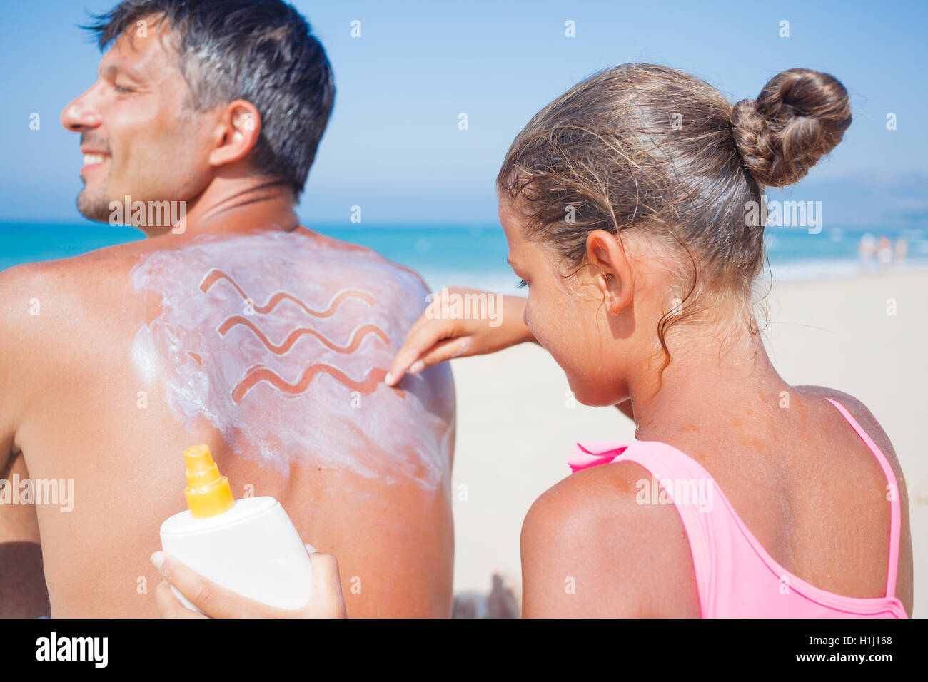 Солнцезащитные средства девушка. Защита кожи от солнца. С кремом от загара можно загореть. Девушка мажется кремом для загара. С кремом от загара можно загореть.