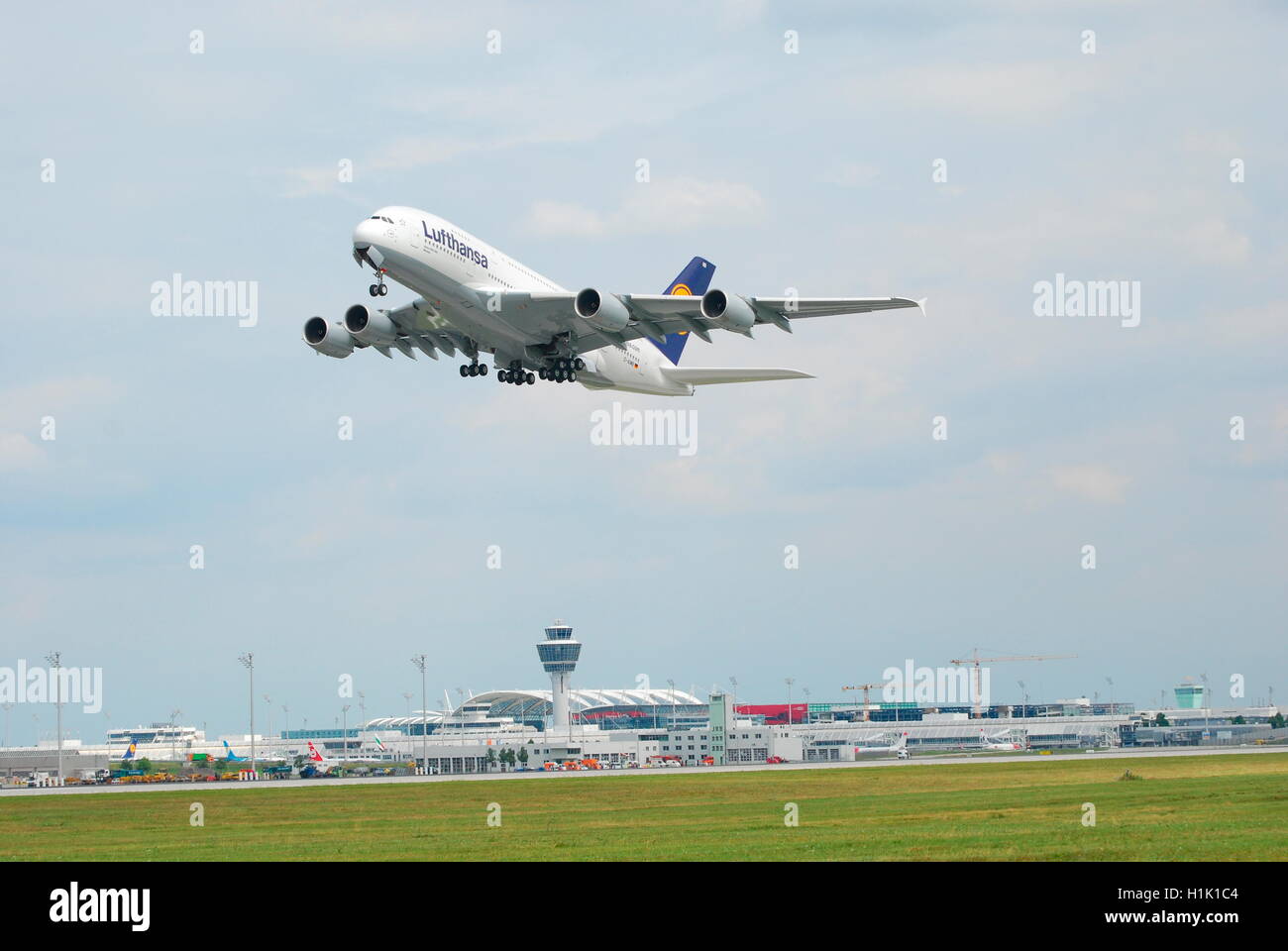 Zivilluftfahrt, Passagierflugzeug, Lufthansa, Airbus A380, Start, Startbahn, Flughafen, Airport, Muenchen Stock Photo