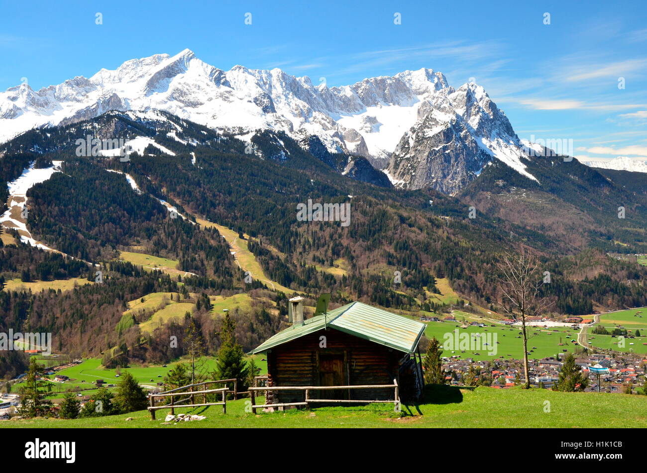 Bayern, Fruehling, Jagdhuette, Zugspitzgruppe, Werdenfels, Garmisch-Partenkirchen, Deutschland Stock Photo