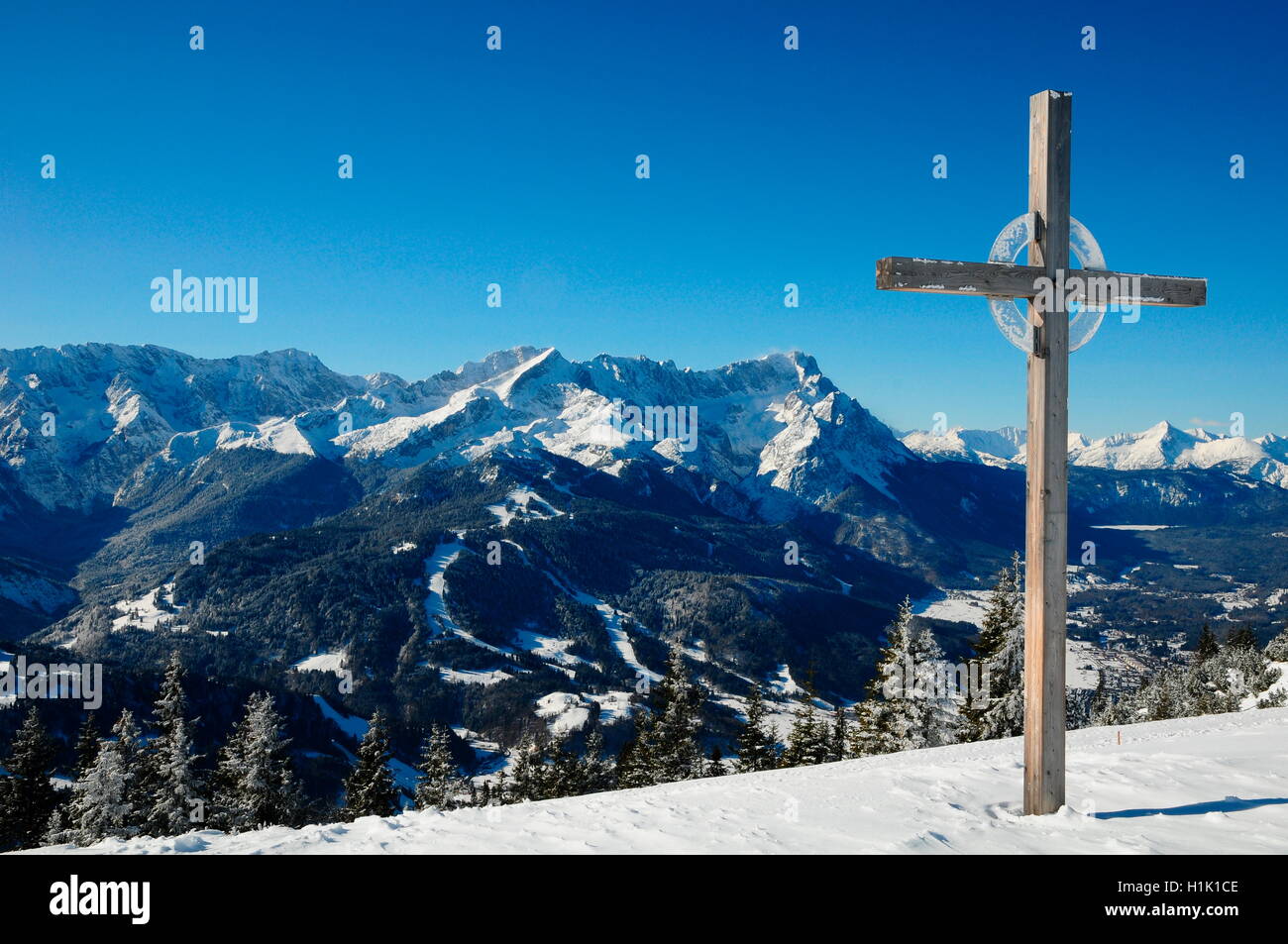 Wettersteingebirge, Zugspitze, Wank, Gipfelkreuz, Werdenfels, Garmisch-Partenkirchen, Deutschland Stock Photo