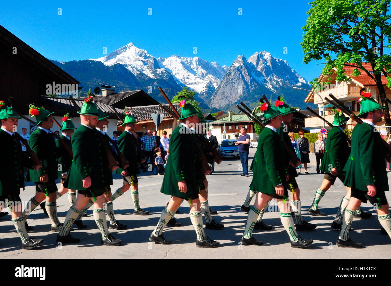 Bayern, Brauchtum, Tracht, Trachtler, Gebirgsschuetzen, Patronatstag, marschieren, Zugspitzgruppe, Garmisch-Partenkirchen Stock Photo