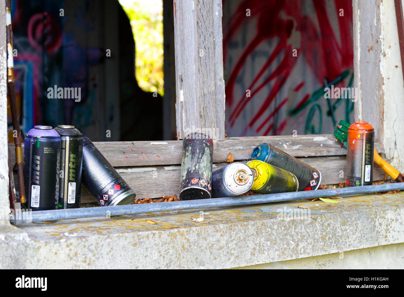 Empty spray paint cans hi-res stock photography and images - Alamy
