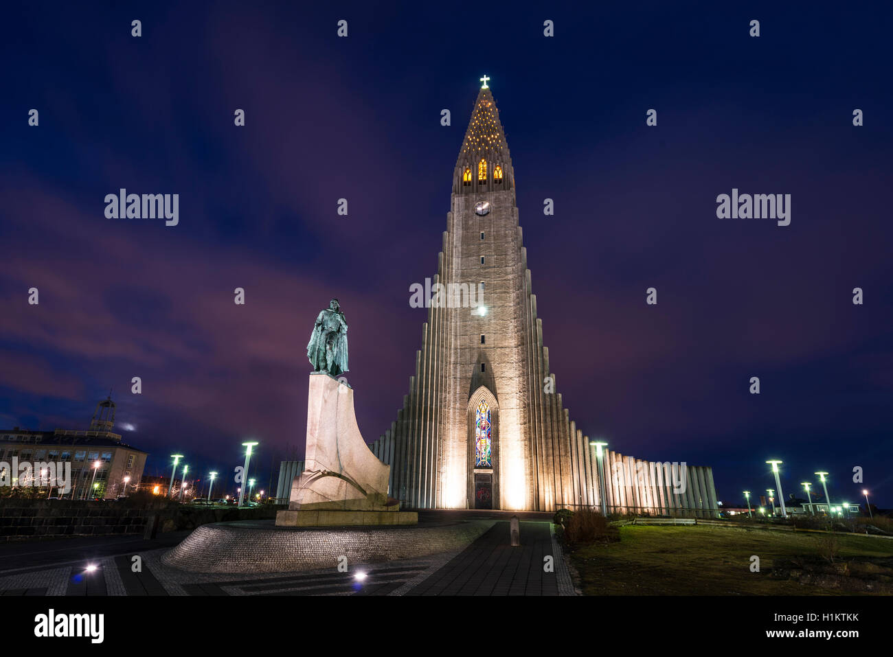Hallgrímskirkja or church of Hallgrímur and monument to Leif Eriksson at night, Reykjavík, Capital Region, Iceland Stock Photo