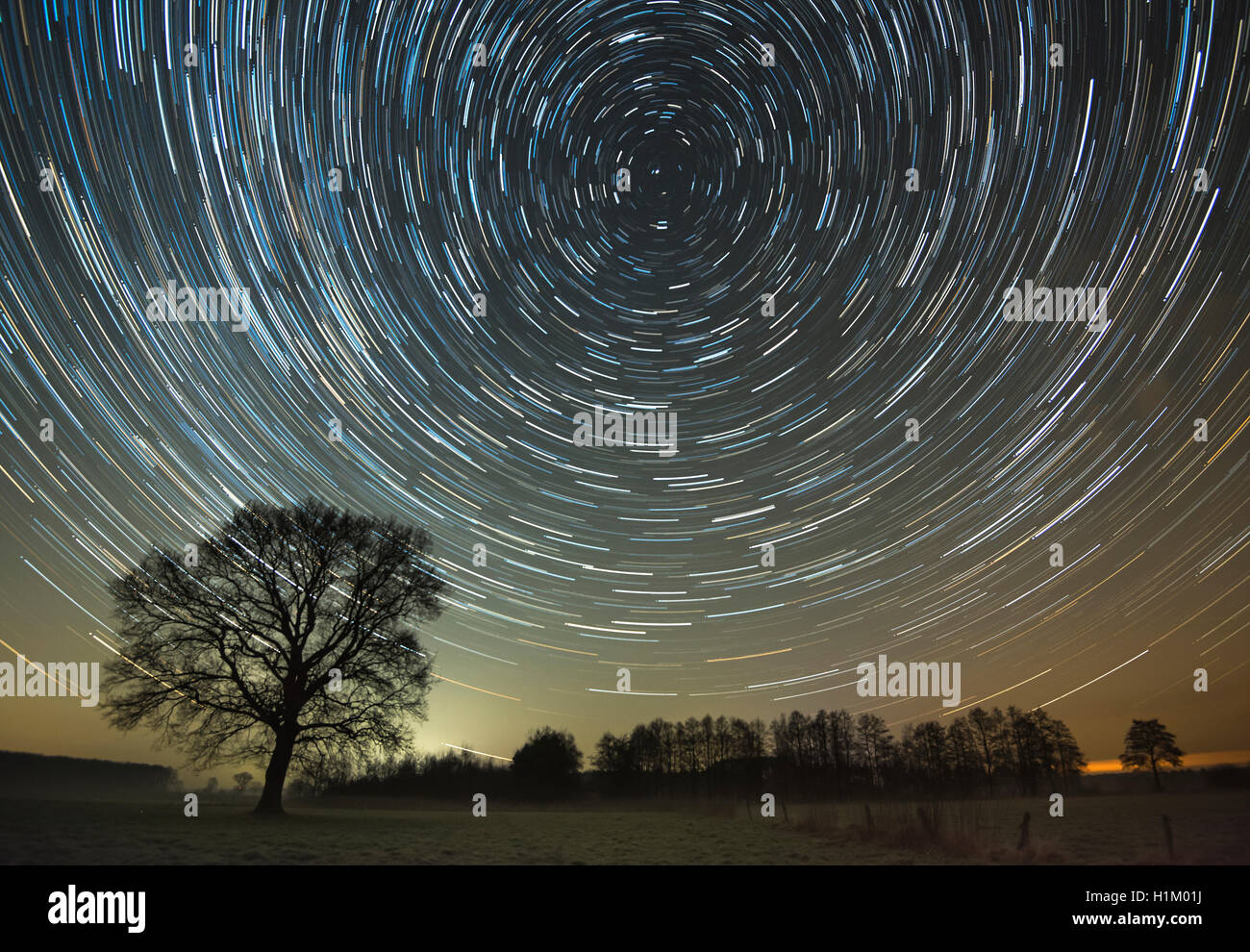 Star trails hi-res stock photography and images - Alamy