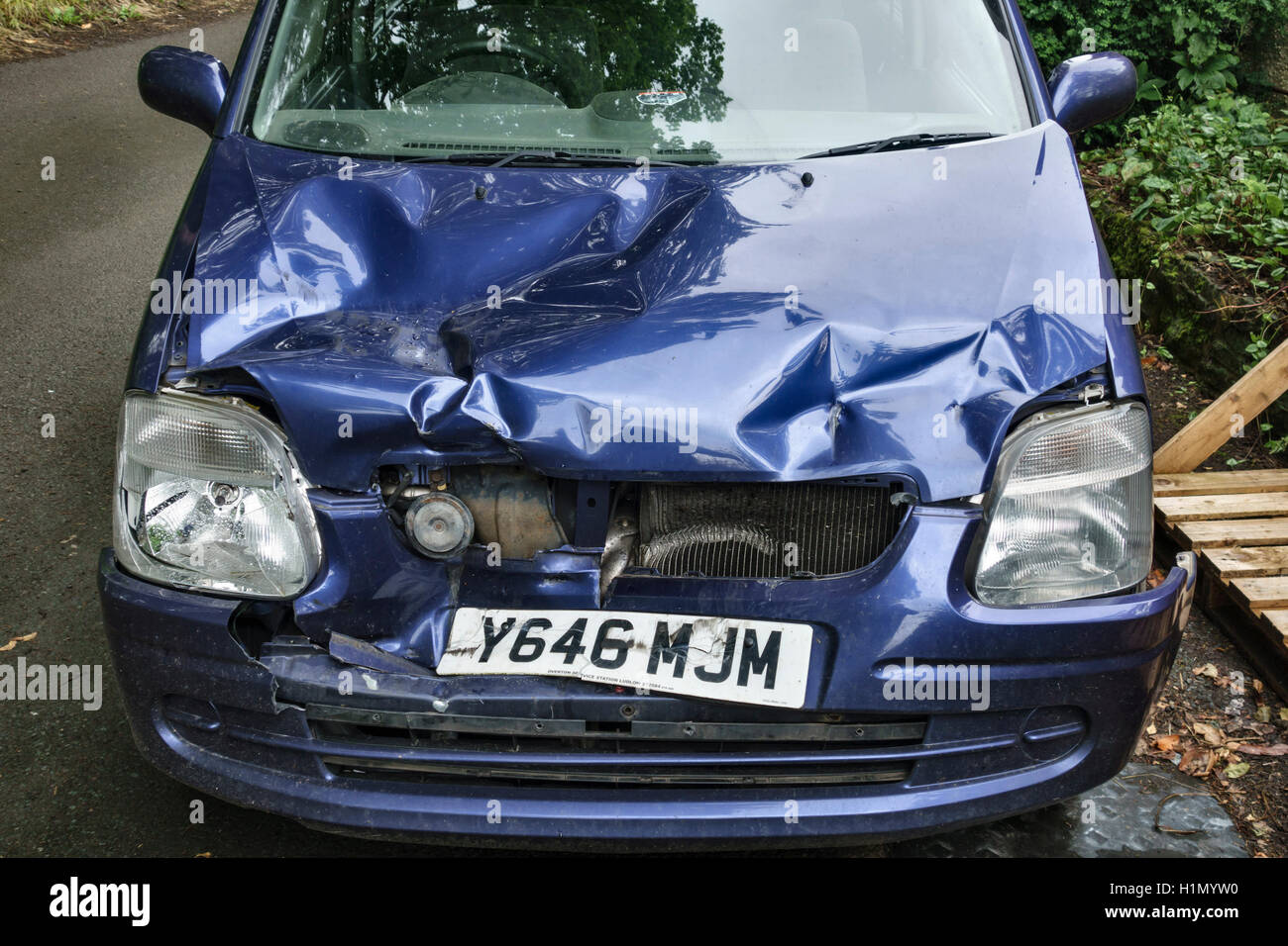 UK. A Vauxhall Agila car with a badly damaged bonnet and radiator following a collision with another vehicle Stock Photo