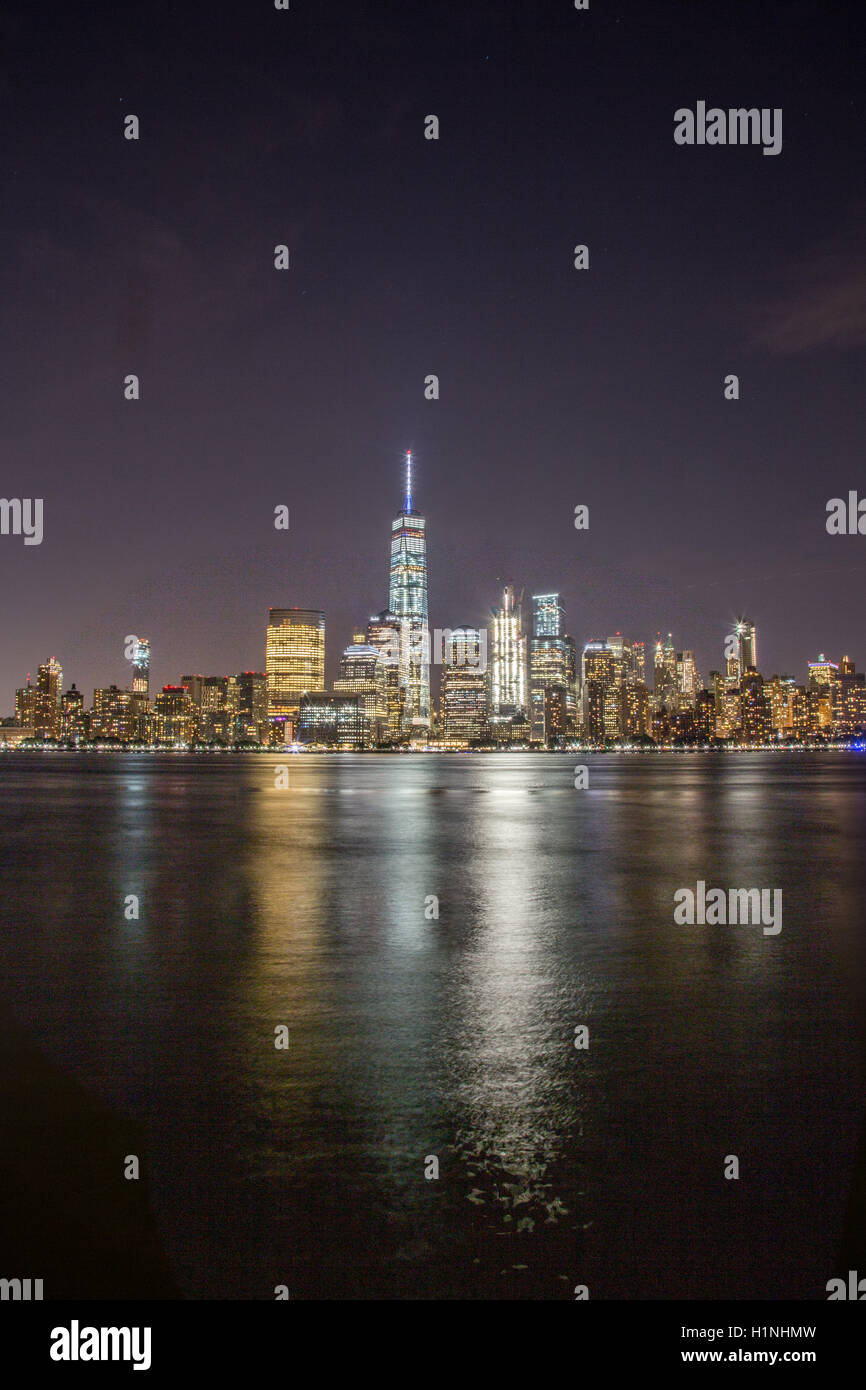 New york city night skyline hi-res stock photography and images - Alamy