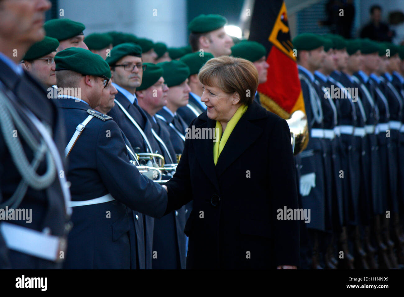 BKin Angela Merkel - Treffen der dt. Bundeskanzlerin mit dem griechischen Ministerpraesidenten, Empfang mit militaerischen Ehren Stock Photo