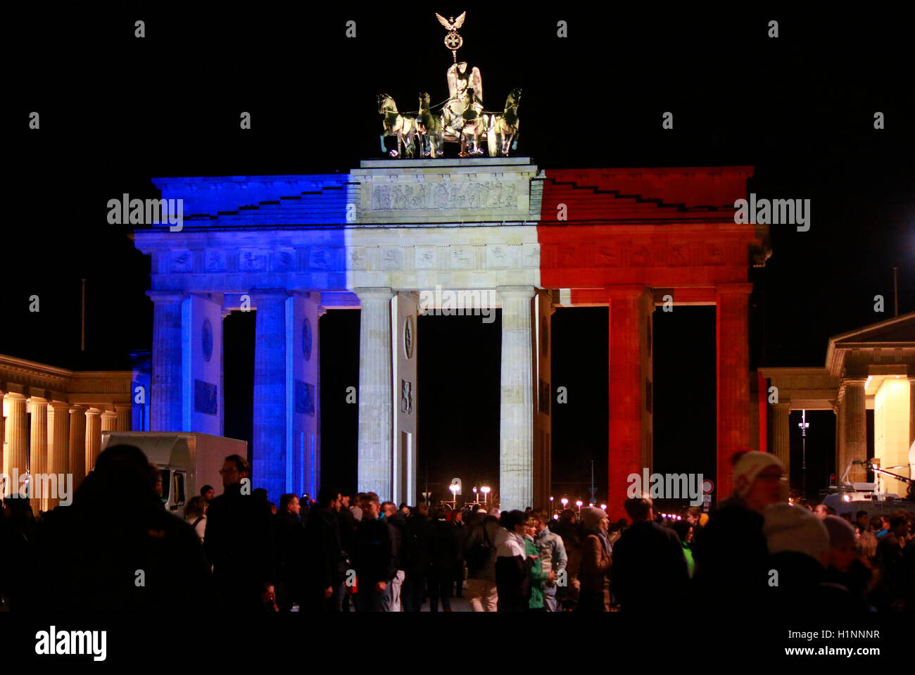 das Brandenburger Tor in den Nationalfarben Frankreichs - nach den islamistischen Terroranschlaegen von Paris, Franzoesische Bot Stock Photo