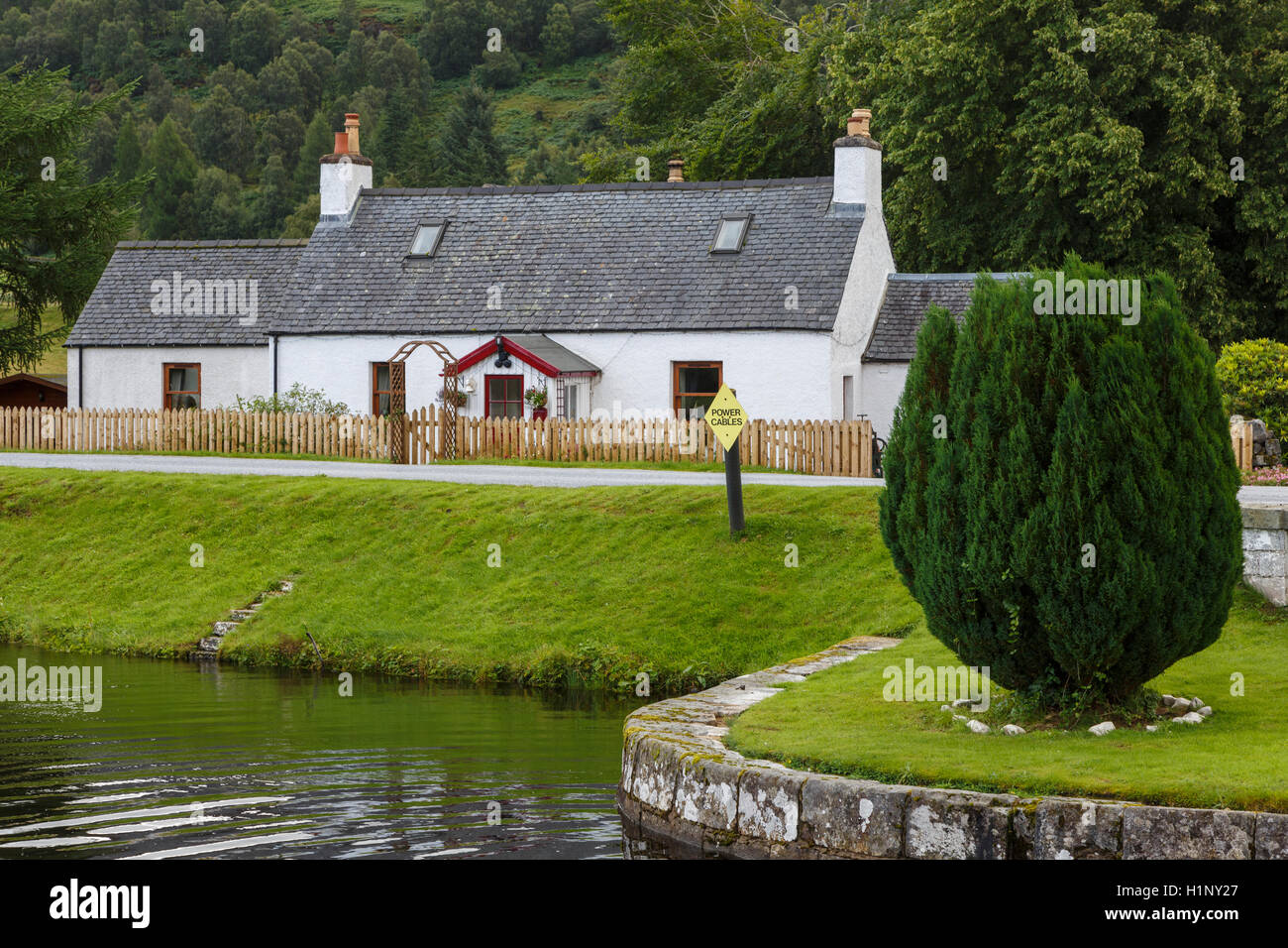 Lock-keeper's cottage at Aberchalder, on the Caledonian Canal, and close to a swing bridge over the River Oich, Invergarry, High Stock Photo