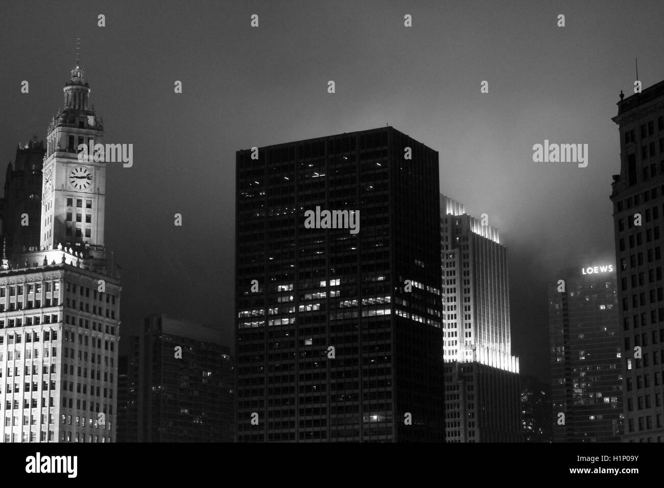 Chicago skyline at night hi-res stock photography and images - Alamy