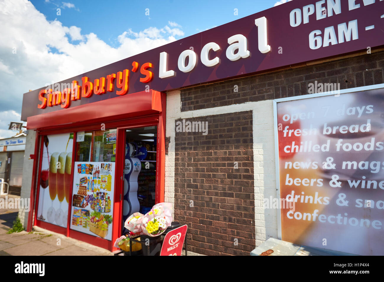 A convenience store called Singhbury's in Aylesbury with branding that looks similar to a Sainsbury's Local Stock Photo