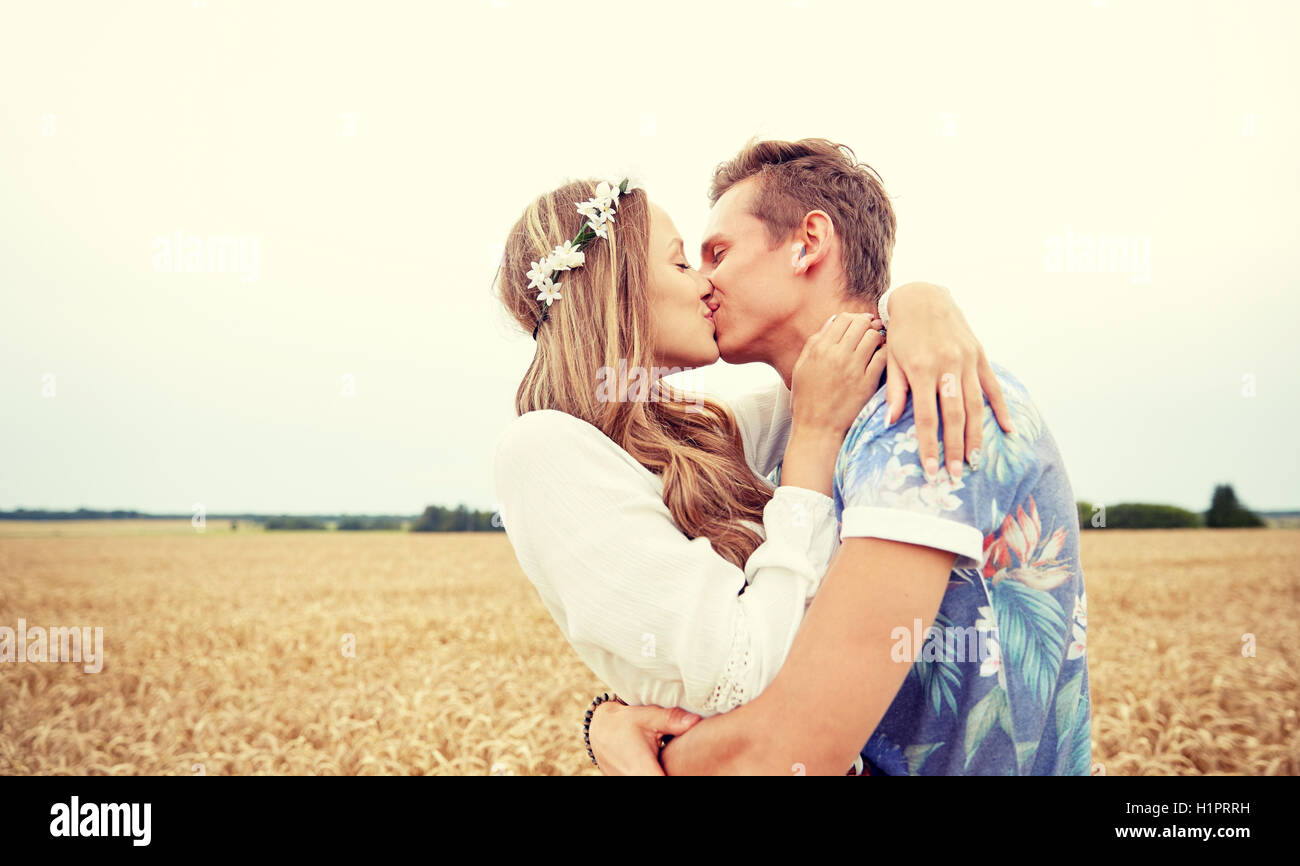 Man and woman kissing hi-res stock photography and images - Alamy